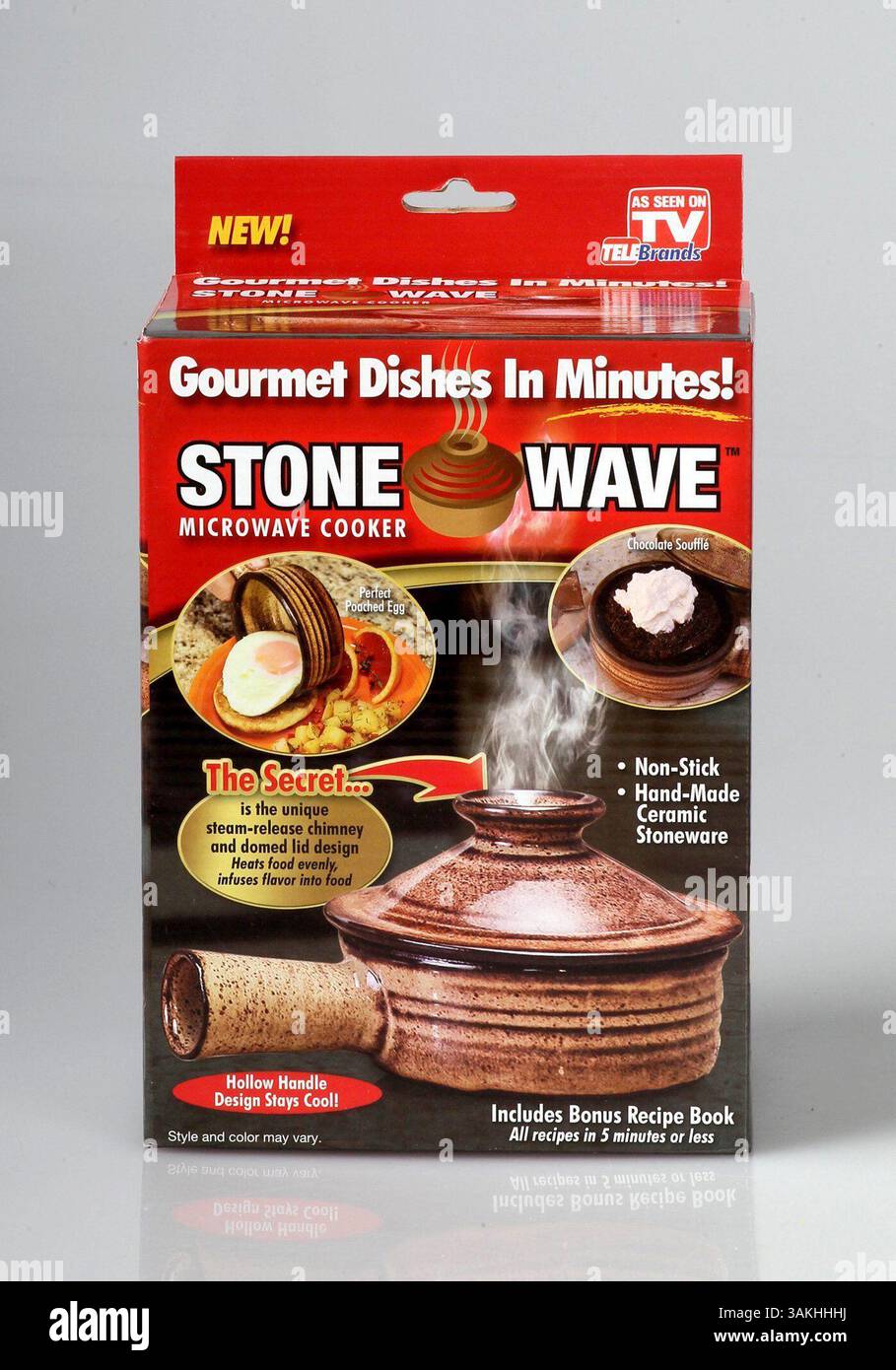 21 ottobre 2013 - Akron, OH, USA - The Stone Wave Microwave Cooker afferma che il suo segreto per produrre pasti gourmet in pochi minuti è il suo esclusivo camino a rilascio di vapore e il coperchio a cupola. (Immagine di credito: © Phil Masturzo/MCT/ZUMAPRESS.com) Foto Stock