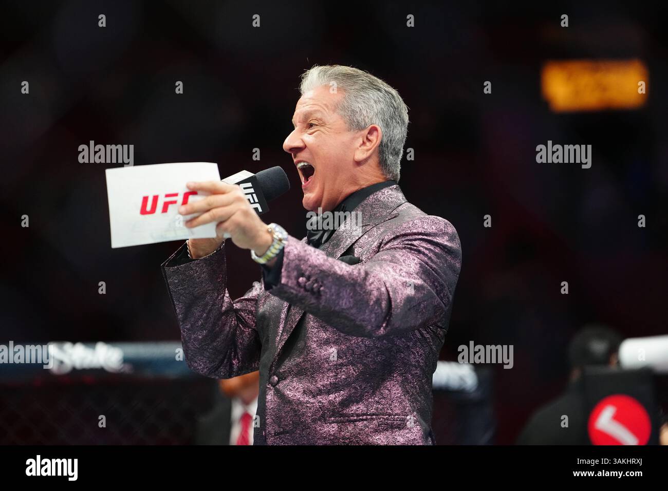 Miami, Florida, Miami, Florida, Stati Uniti. 12 aprile 2025. MIAMI, FL - 12 APRILE: Bruce buffer a UFC 314 - Volkanovski vs Lopes al Kesaya Center il 12 aprile 2025 a Miami, FL (foto di Louis Grasse/PxImages) (Credit Image: © Louis Grasse/PX Imagens via ZUMA Press Wire) SOLO PER USO EDITORIALE! Non per USO commerciale! Foto Stock