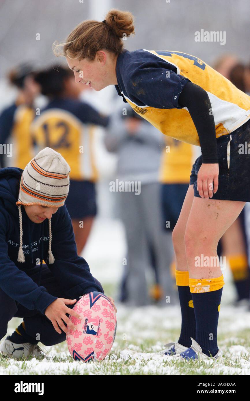 Un giocatore della US Navy Academy si prepara per un calcio di piazza mentre un compagno di squadra tiene la palla durante una partita all'annuale Cherry Blossom Rugby Tournament. Solo per uso editoriale. Uso commerciale vietato. Foto Stock