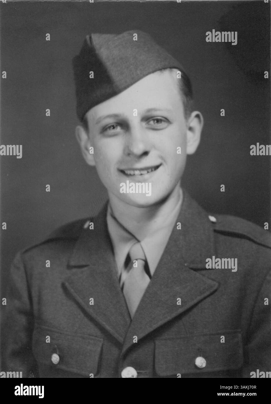 Il soldato Richard F. Kindy, 18 anni, completò l'addestramento di base presso l'Anti-Aircraft Replacement Training Center di Fort Bliss, Texas, come registrato nella Hennepin County Library. Foto Stock