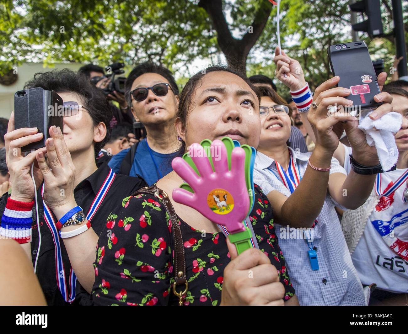 I disordini a Bangkok rivelano il profondo divario sociale della Thailandia - testo di le Monde - BANGKOK - la situazione che ha conquistato la capitale della Thailandia la scorsa settimana è stata, tra le altre cose, surreale. Il governo è rimasto paralizzato dopo che i manifestanti hanno occupato diversi edifici ministeriali ed è persino entrato, il 3 dicembre, nel complesso in cui si trovano gli uffici del primo ministro Yingluck Shinawatra. Ma sotto la superficie, lo sconvolgimento è un riflesso politico di una profonda crisi che si oppone a due tailandesi ed esemplifica la "divisione sociale" che polarizza le forze antagonistiche di un div sempre più div Foto Stock