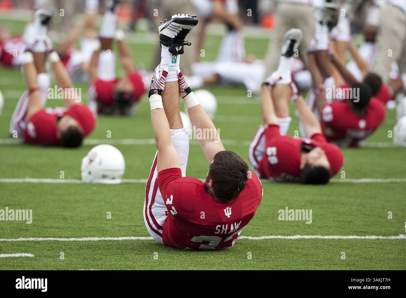 Sett. 10, 2011 - Bloomington, Indiana, Stati Uniti - UI LB Zack Shaw (#33) tratti durante il warmup pregame. UVa sconfitto Indiana 34-31 nel gioco presso il Memorial Stadium di Bloomington, Indiana. (Credito Immagine: © Dan Cavallini/Southcreek globale/ZUMAPRESS.com) Foto Stock