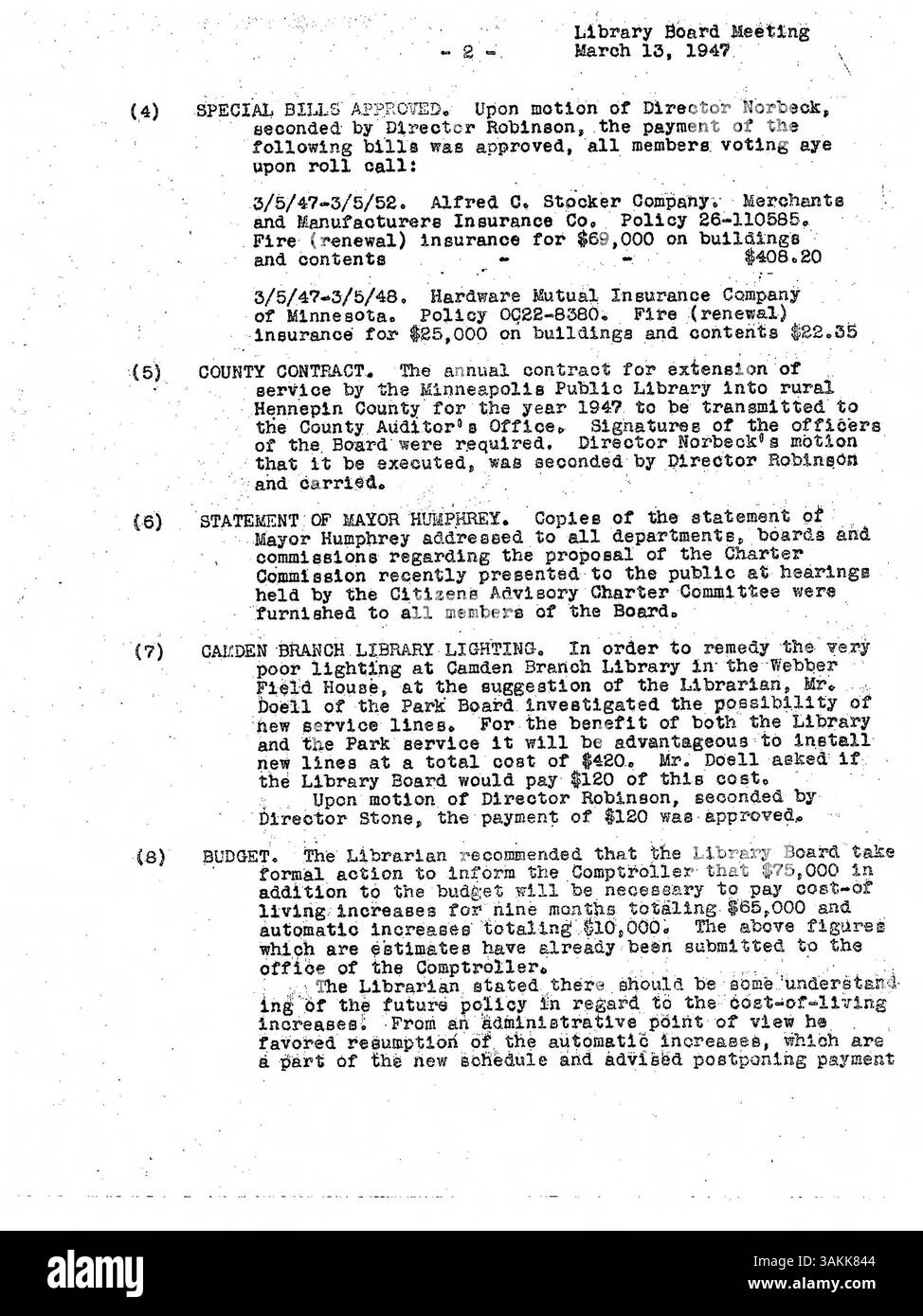 Questo documento presenta i verbali delle riunioni del 1947 del Consiglio di amministrazione della Biblioteca pubblica di Minneapolis, documentando le discussioni sulle operazioni della biblioteca, le finanze e l'impegno della comunità. Foto Stock