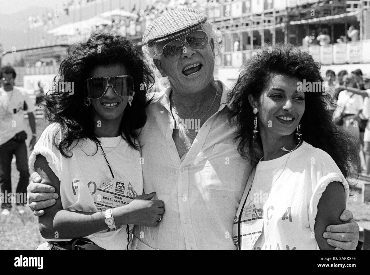 FILE - il criminale inglese Ronnie Biggs, che ha preso parte alla rapina del grande treno del 1963, è morto all'età di 84 anni. Ronald Arthur 'Ronnie' Biggs (8 agosto 1929 - 18 dicembre 2013) faceva parte della banda che fuggì con 2,6 milioni di sterline dal treno postale da Glasgow a Londra l'8 agosto 1963, gli fu data una condanna di 30 anni ma fuggì dalla prigione nel 1965. Vivendo come latitante per 36 anni fu noto per le sue varie acrobazie pubblicitarie mentre era in esilio. NELLA FOTO: 26 marzo 1989 - Rio de Janeiro, Brasile - RONNIE BIGGS partecipa alla gara di apertura della stagione, che si tiene nella terra del suo esilio, con ospiti del team Brabham du Foto Stock