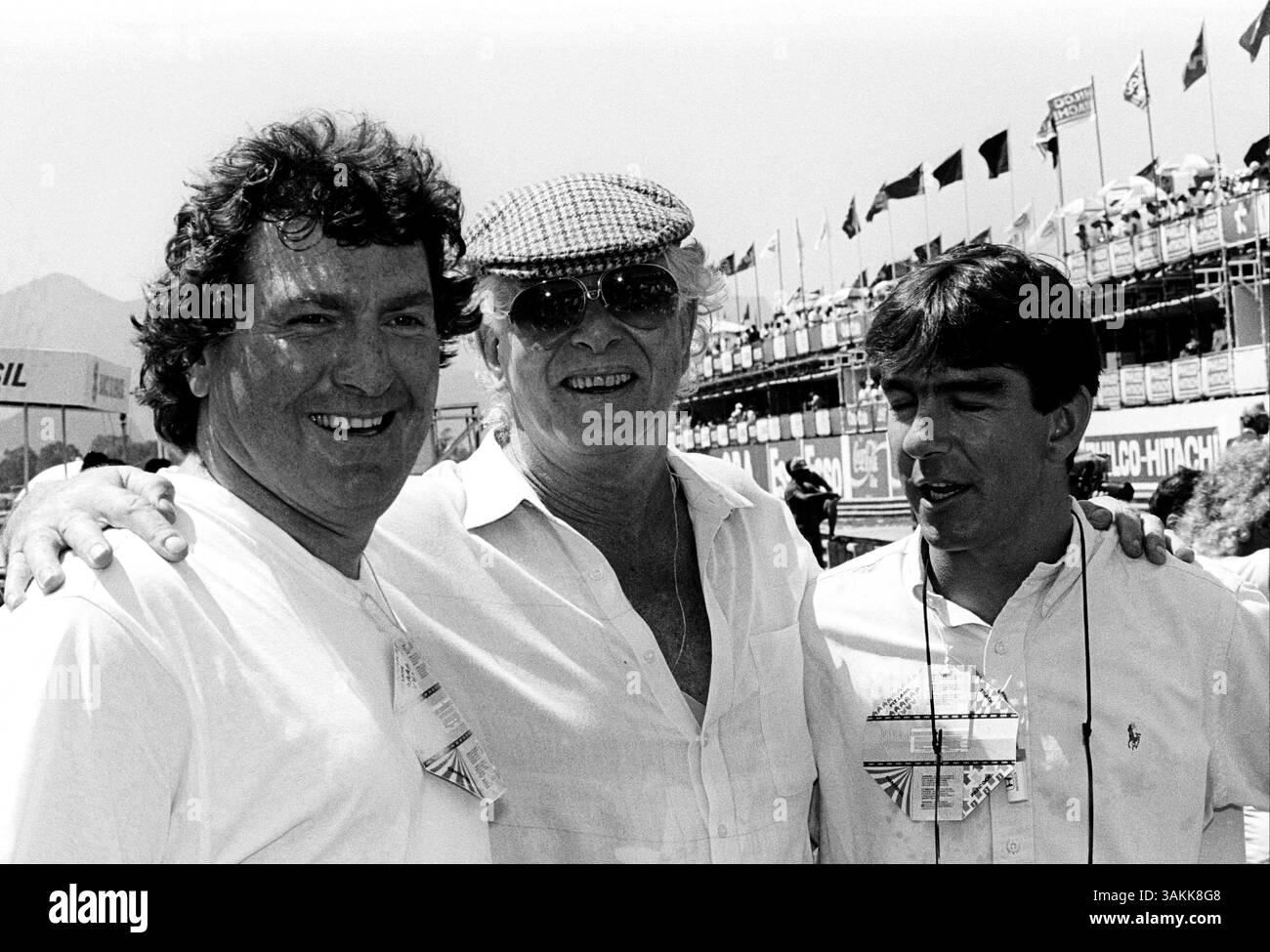 FILE - il criminale inglese Ronnie Biggs, che ha preso parte alla rapina del grande treno del 1963, è morto all'età di 84 anni. Ronald Arthur 'Ronnie' Biggs (8 agosto 1929 - 18 dicembre 2013) faceva parte della banda che fuggì con 2,6 milioni di sterline dal treno postale da Glasgow a Londra l'8 agosto 1963, gli fu data una condanna di 30 anni ma fuggì dalla prigione nel 1965. Vivendo come latitante per 36 anni fu noto per le sue varie acrobazie pubblicitarie mentre era in esilio. NELLA FOTO: 26 marzo 1989 - Rio de Janeiro, Brasile - RONNIE BIGGS (centro), un tempo parte della banda di rapine del grande treno, partecipa alla gara di apertura della stagione che si tiene nella Foto Stock