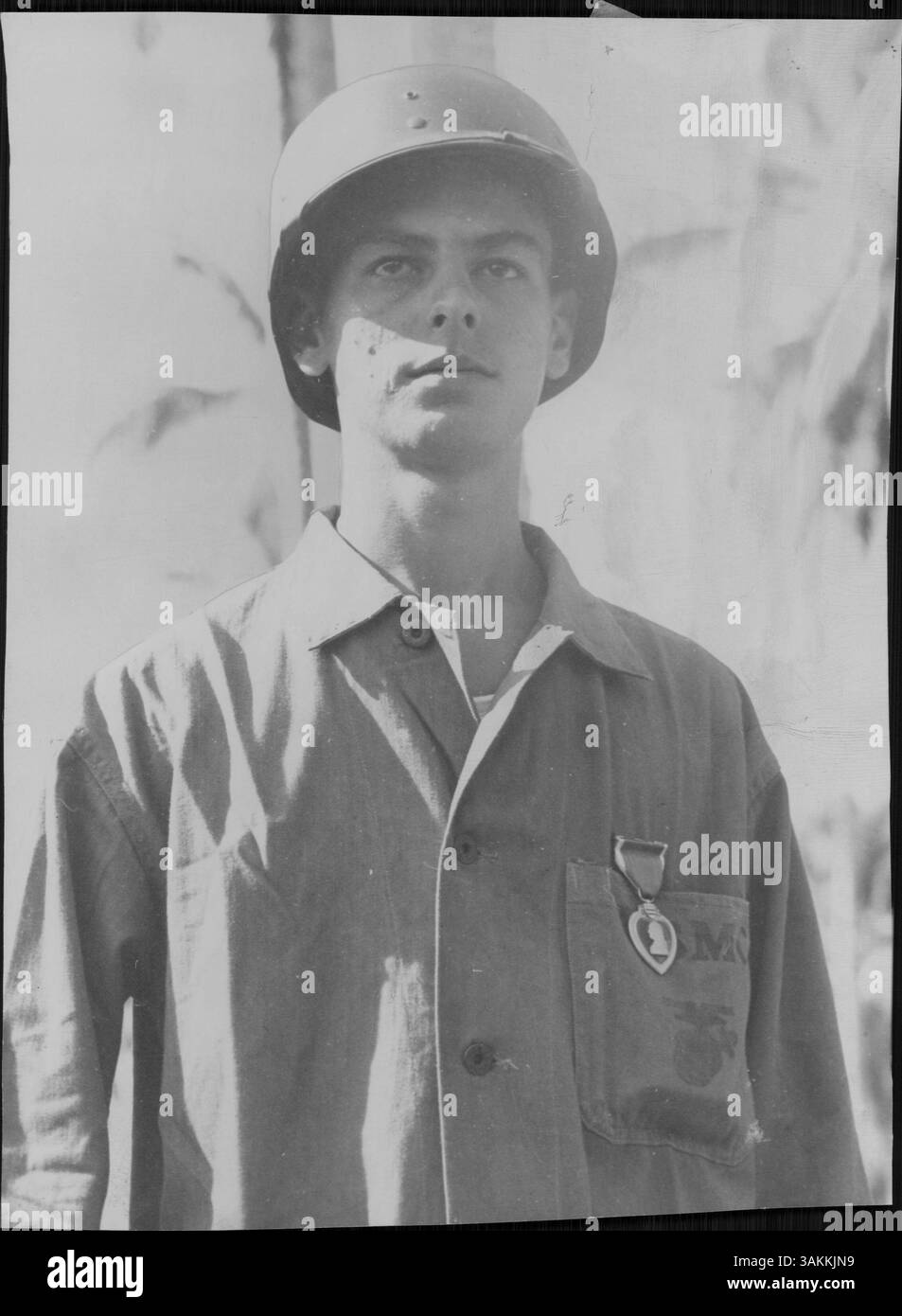 Il Marine Private First Class Ralph W. Brunskill è premiato con il Purple Heart per le ferite ricevute durante l'operazione di Guam. L'immagine onora il suo coraggio e il suo servizio nella seconda guerra mondiale Foto Stock