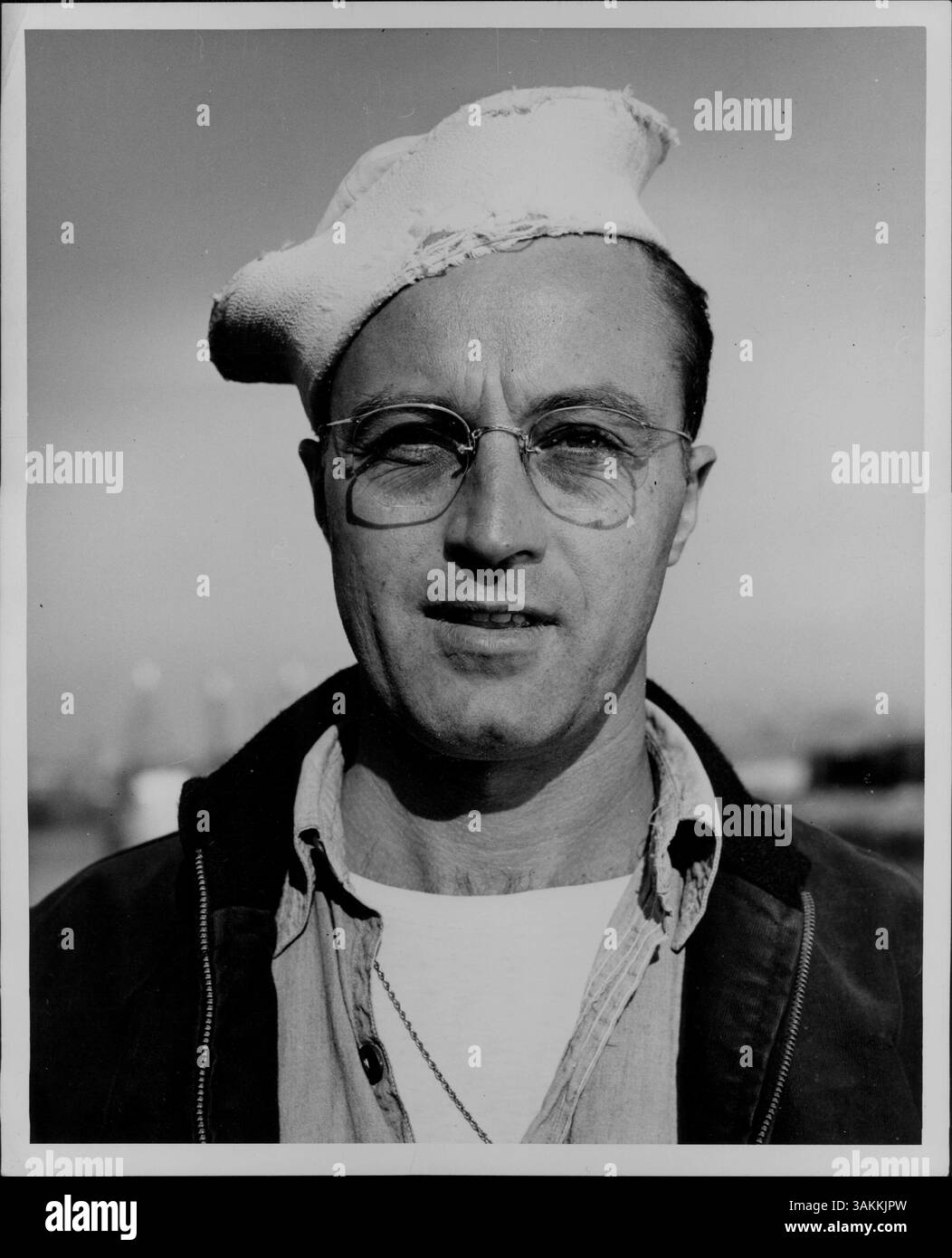 Il guardiano della costa Ernest O. Skotterud, un vigile del fuoco di terza classe, è raffigurato a bordo di una fregata con equipaggio della Guardia Costiera, che rappresenta il suo servizio nella Guardia Costiera degli Stati Uniti durante la metà del XX secolo. Foto Stock