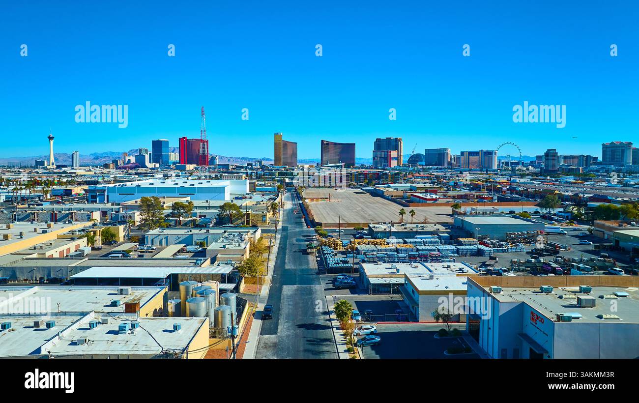 Skyline urbano di Las Vegas e contrasto del paesaggio nel deserto Foto Stock