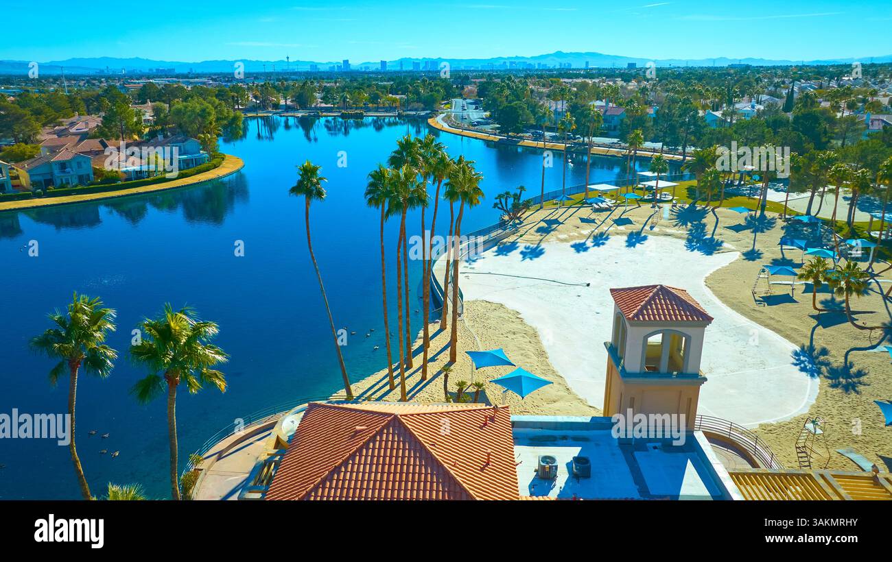 Volo di lussuose case sul lago con palme a Las Vegas Foto Stock