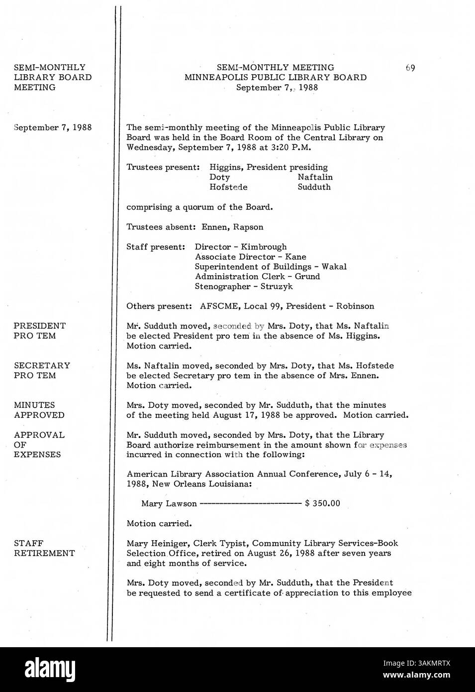 I verbali della riunione del 1988 del Consiglio di amministrazione della Biblioteca pubblica di Minneapolis forniscono registrazioni dettagliate delle discussioni e delle decisioni riguardanti l'amministrazione, le finanze e i programmi di biblioteca per il sistema della Biblioteca della contea di Hennepin. Questi documenti sono essenziali per comprendere la struttura di governance della biblioteca. Foto Stock