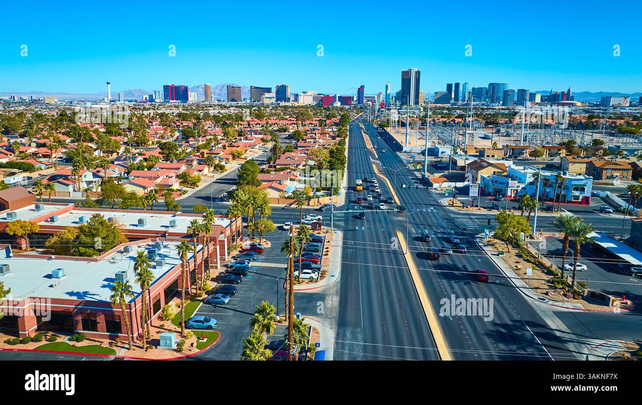 Aerea dello skyline di Las Vegas e delle vivaci strade urbane Foto Stock
