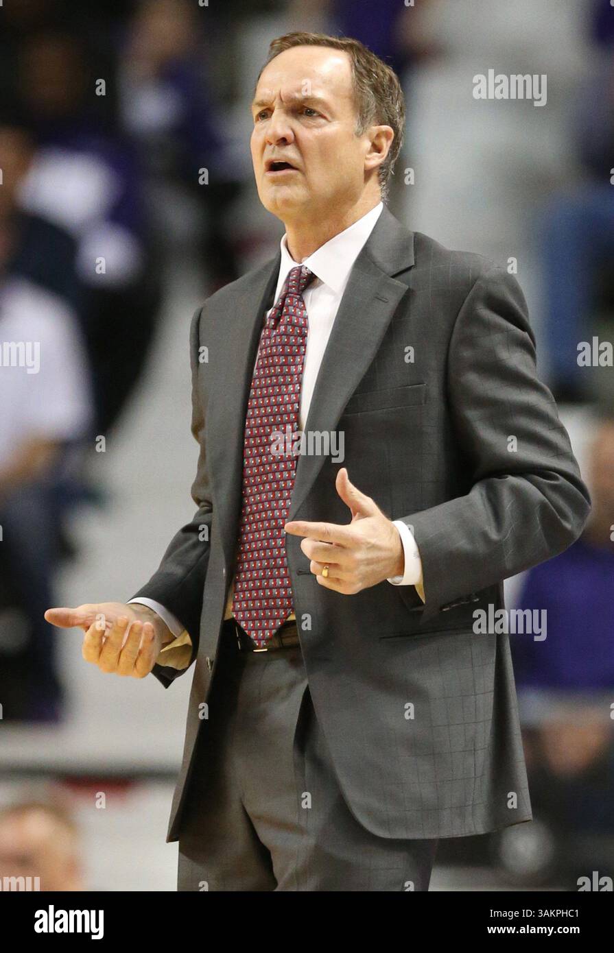 14 gennaio 2014 - Manhattan, KS, USA - l'allenatore dell'Oklahoma Lon Kruger viene confuso con una chiamata durante l'azione contro Kansas State al Bramlage Coliseum di Manhattan, Kan., martedì 14 gennaio 2014. K-State ha vinto, 72-66. (Immagine di credito: © Bo Rader/MCT/ZUMAPRESS.com) Foto Stock