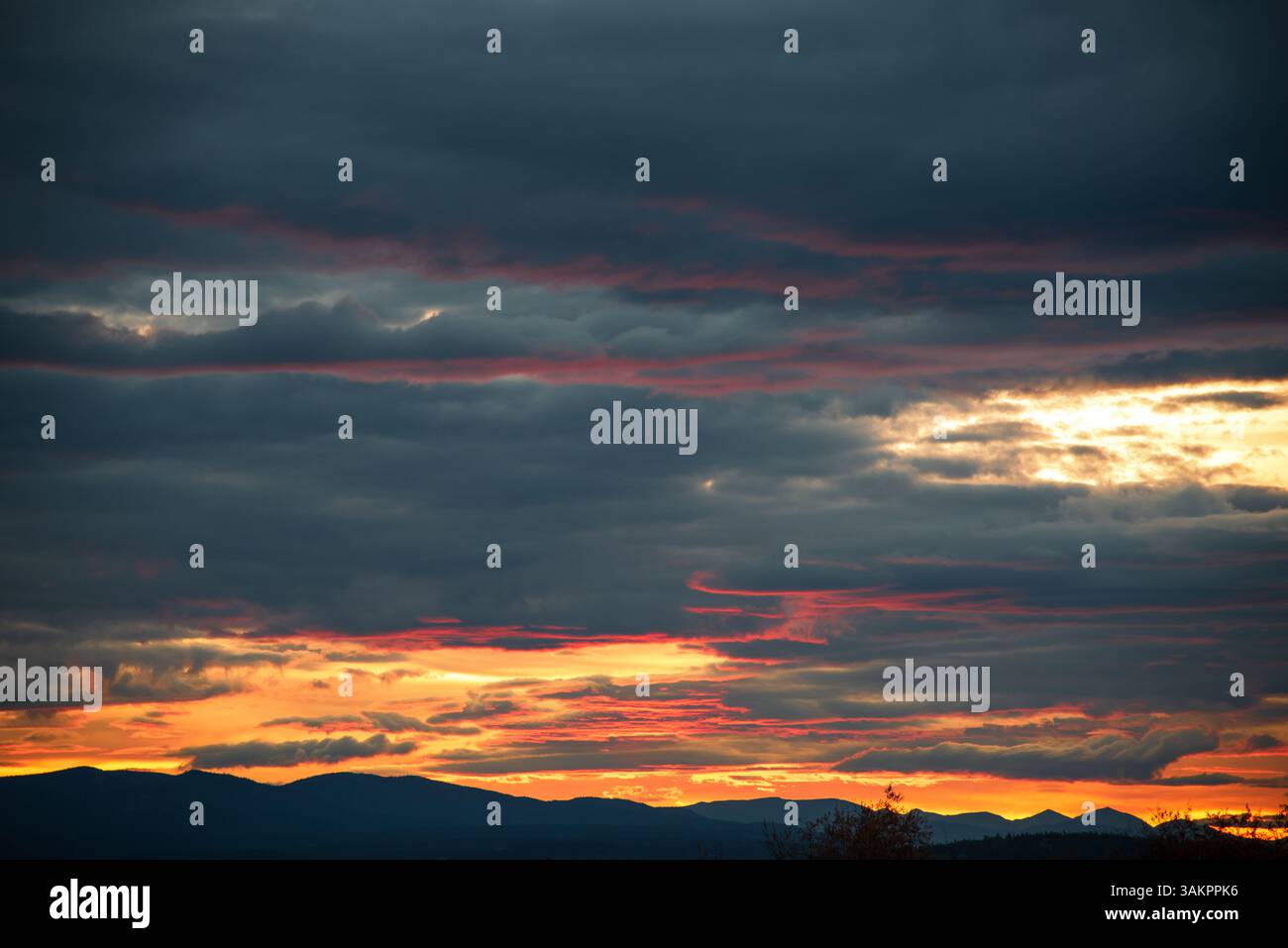 Bellissimo tramonto in Canada durante l'autunno con nuvole rosa brillante e swishy che si formano sopra un paesaggio settentrionale. Foto Stock