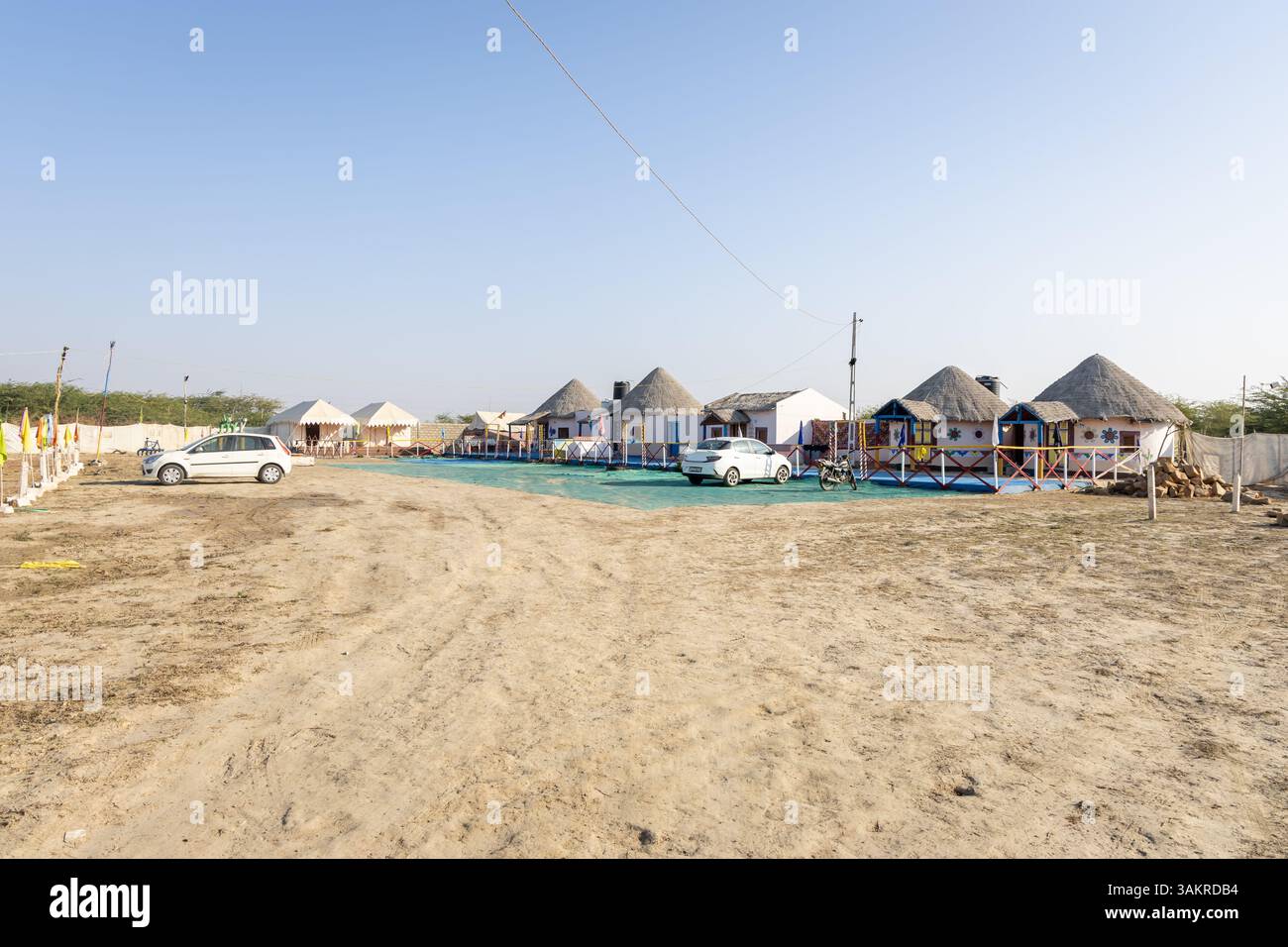 tradizionale capanna di bambù da campeggio nel deserto in un ambiente naturale con un cielo luminoso Foto Stock