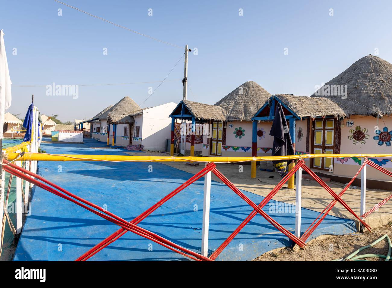 tradizionale capanna di bambù da campeggio nel deserto in un ambiente naturale con un cielo luminoso Foto Stock