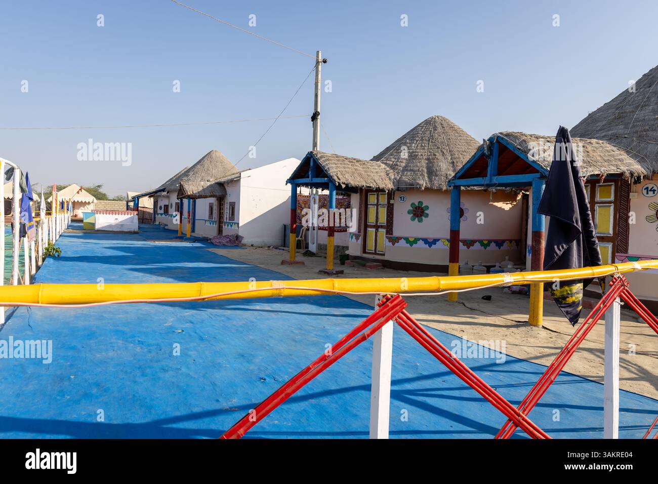 tradizionale capanna di bambù da campeggio nel deserto in un ambiente naturale con un cielo luminoso Foto Stock