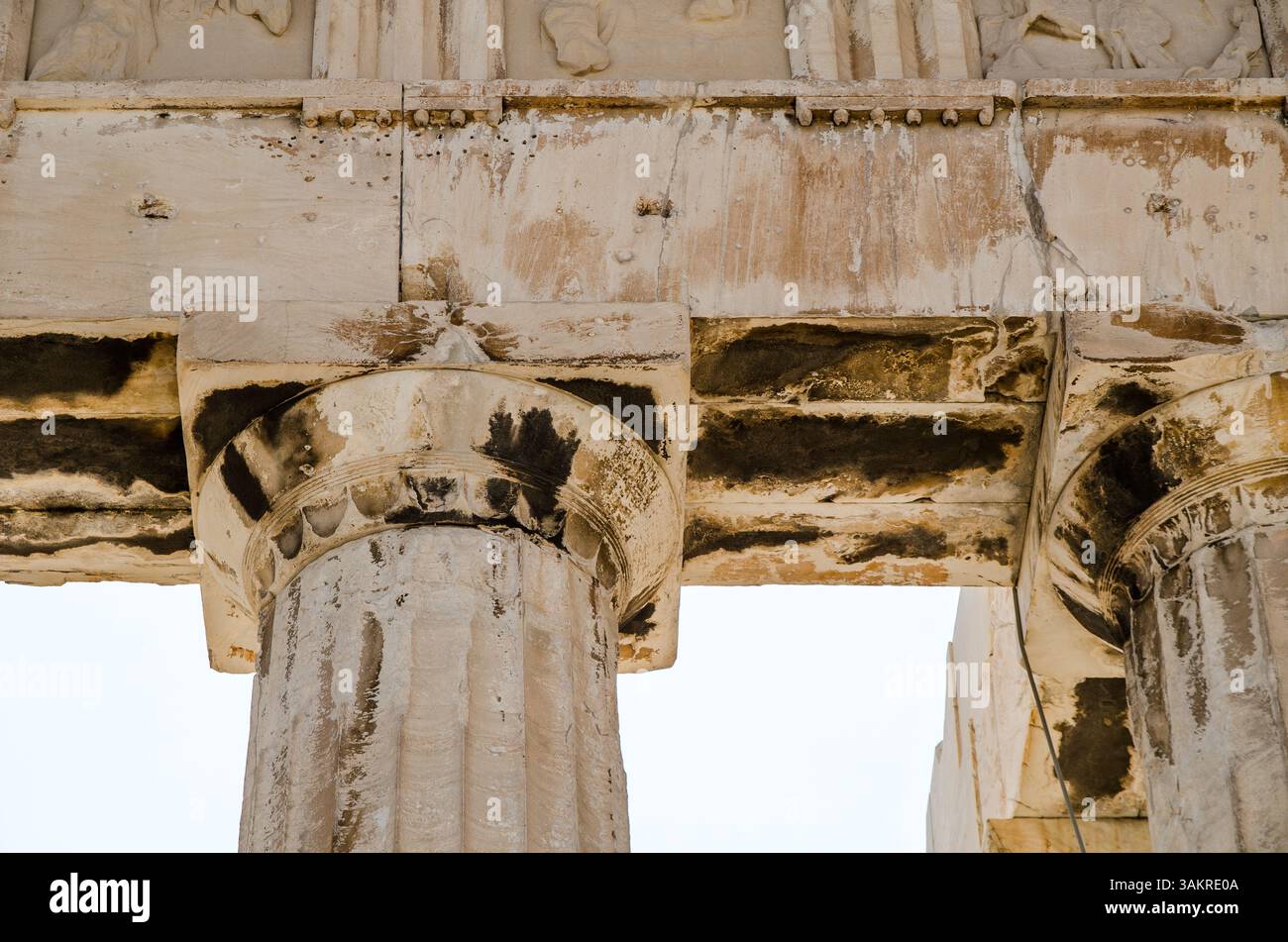 Una capitale dorica in cima a una colonna di marmo in cima all'Acropoli di Atene, Grecia. Foto Stock