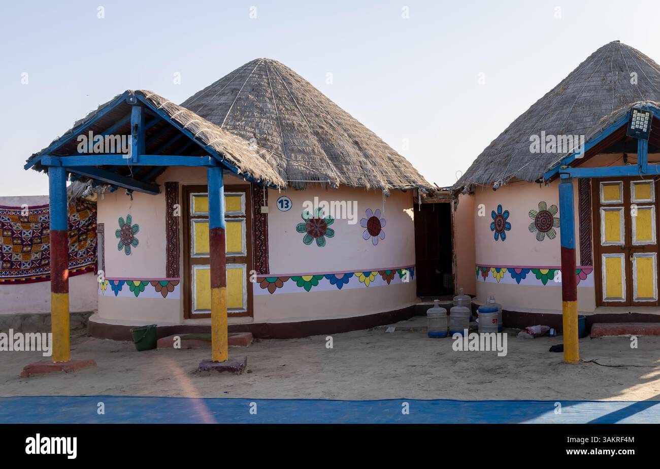 tradizionale capanna di bambù da campeggio nel deserto in un ambiente naturale con un cielo luminoso Foto Stock
