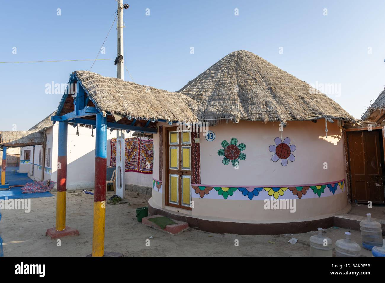tradizionale capanna di bambù da campeggio nel deserto in un ambiente naturale con un cielo luminoso Foto Stock