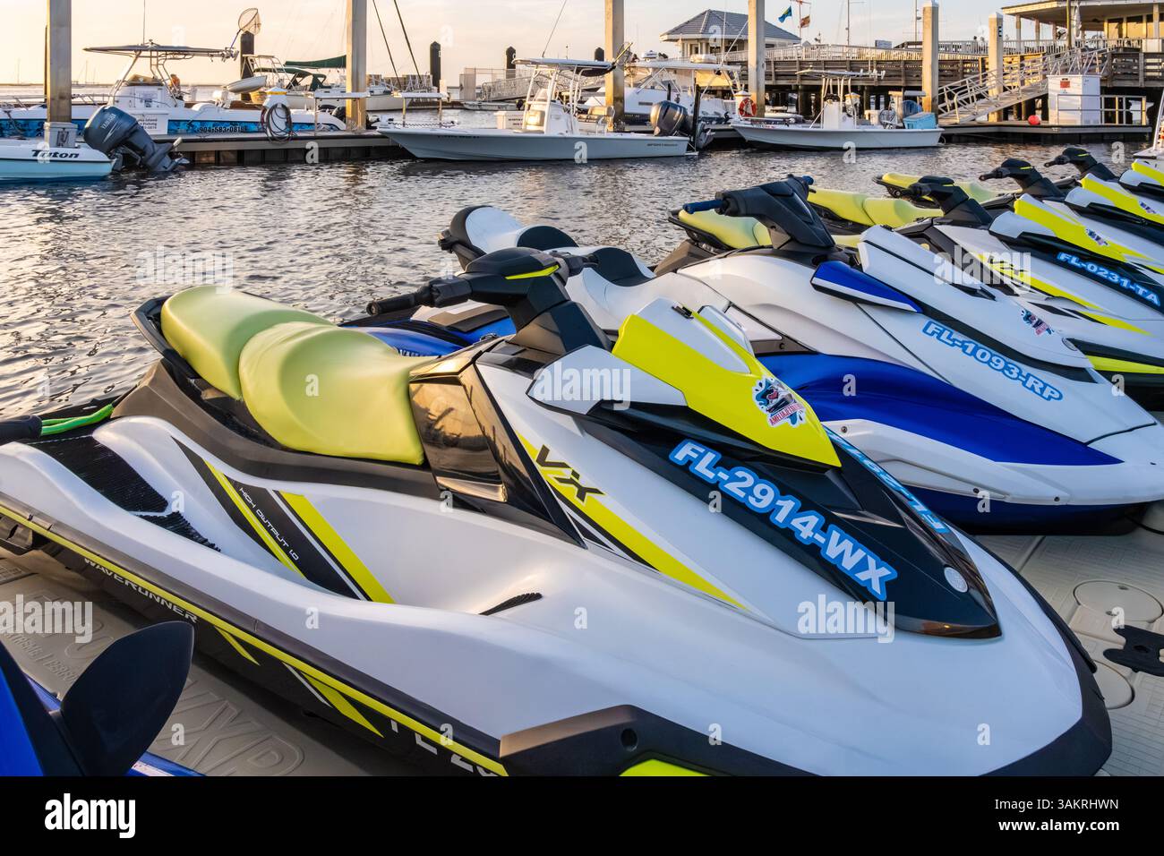 Moto d'acqua al porticciolo di Fernandina Harbor sull'Intracoastal Waterway al tramonto nel centro di Fernandina Beach, Amelia Island, Florida. (USA) Foto Stock
