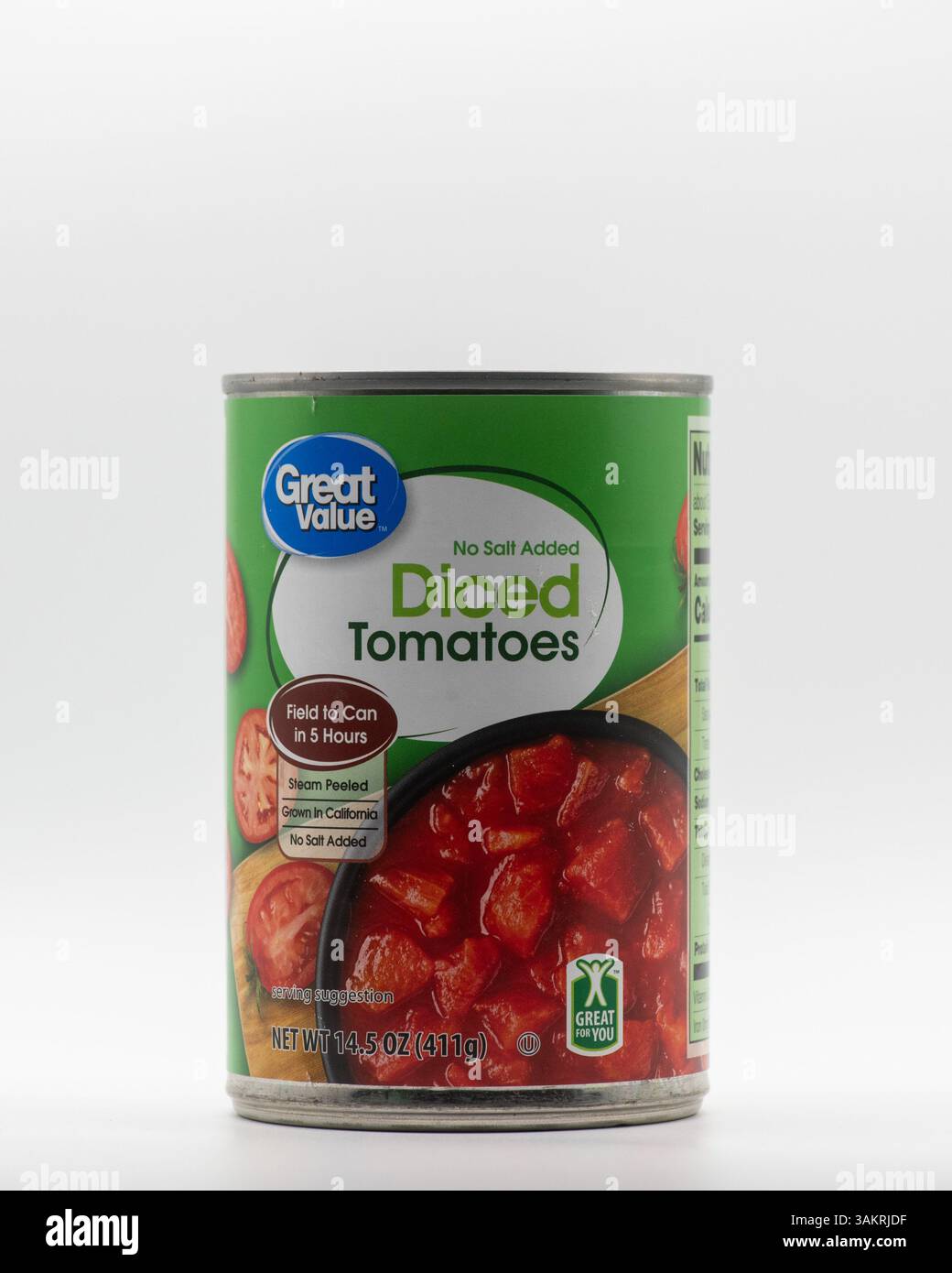 Davis , California - 30 marzo 2025. Lattina di pomodori a dadini di grande valore su sfondo bianco, senza aggiunta di sale Foto Stock