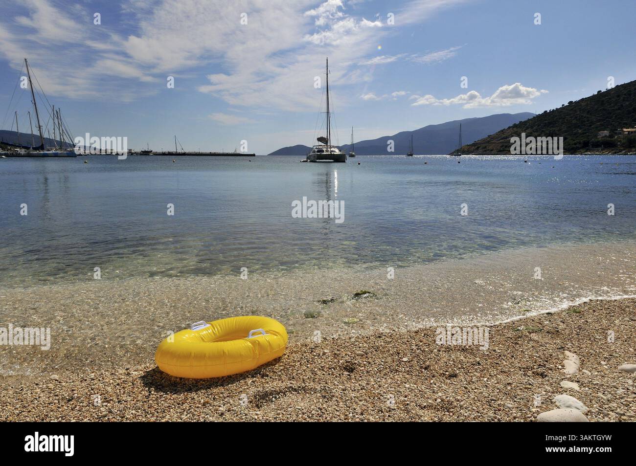 Porto e spiaggia ricreativa in Grecia Foto Stock