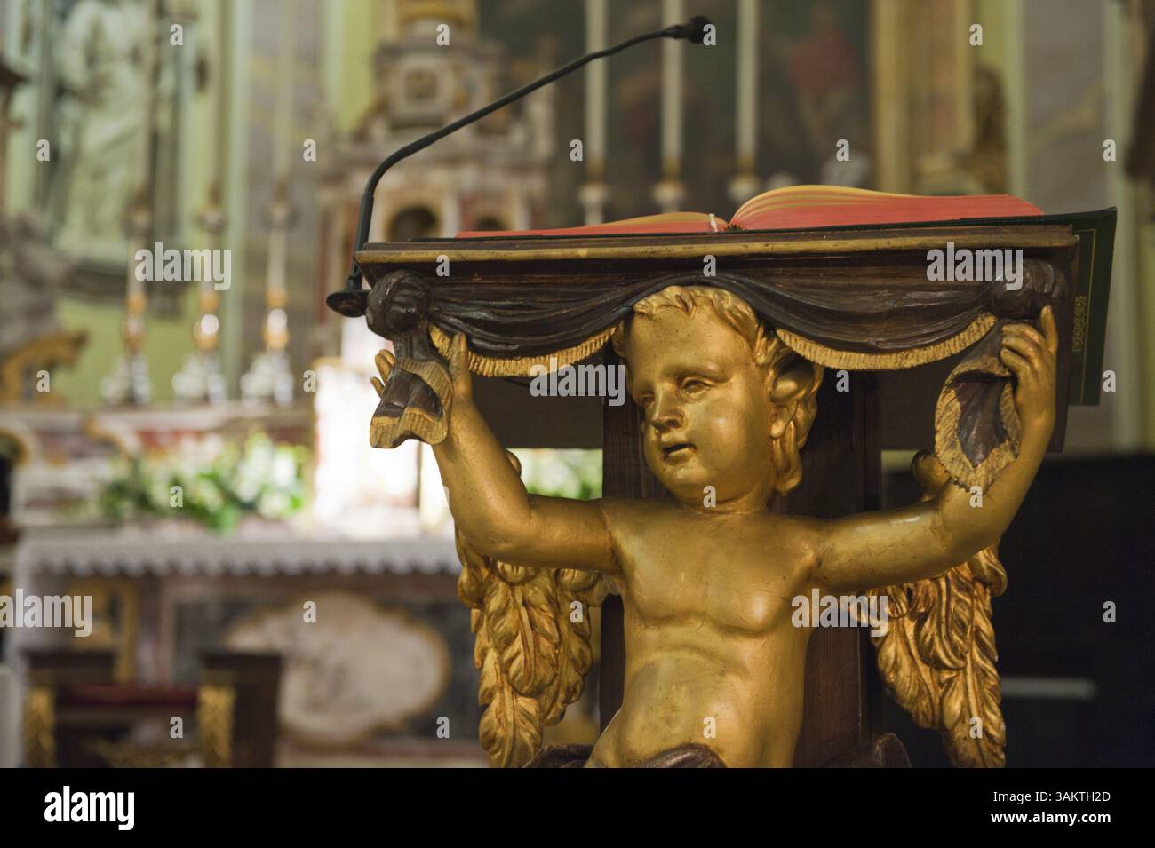 Pulpito dorato con Angelo e la Bibbia nella Chiesa Italiana Foto Stock