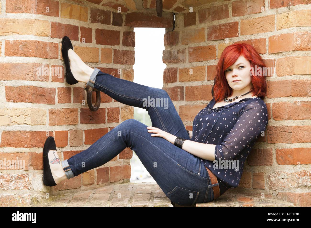 Modello in jeans Foto Stock