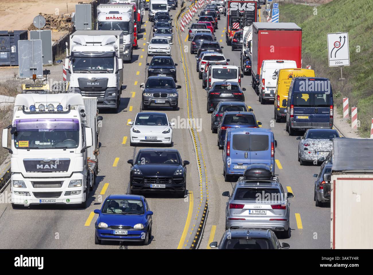 Autostrada A8 nei pressi di Niefern-Oeschelbronn con traffico intenso, ingorghi stradali nell'area di lavori stradali. Niefern-Oeschelbronn, Baden-Wuerttemberg, Germania, e Foto Stock