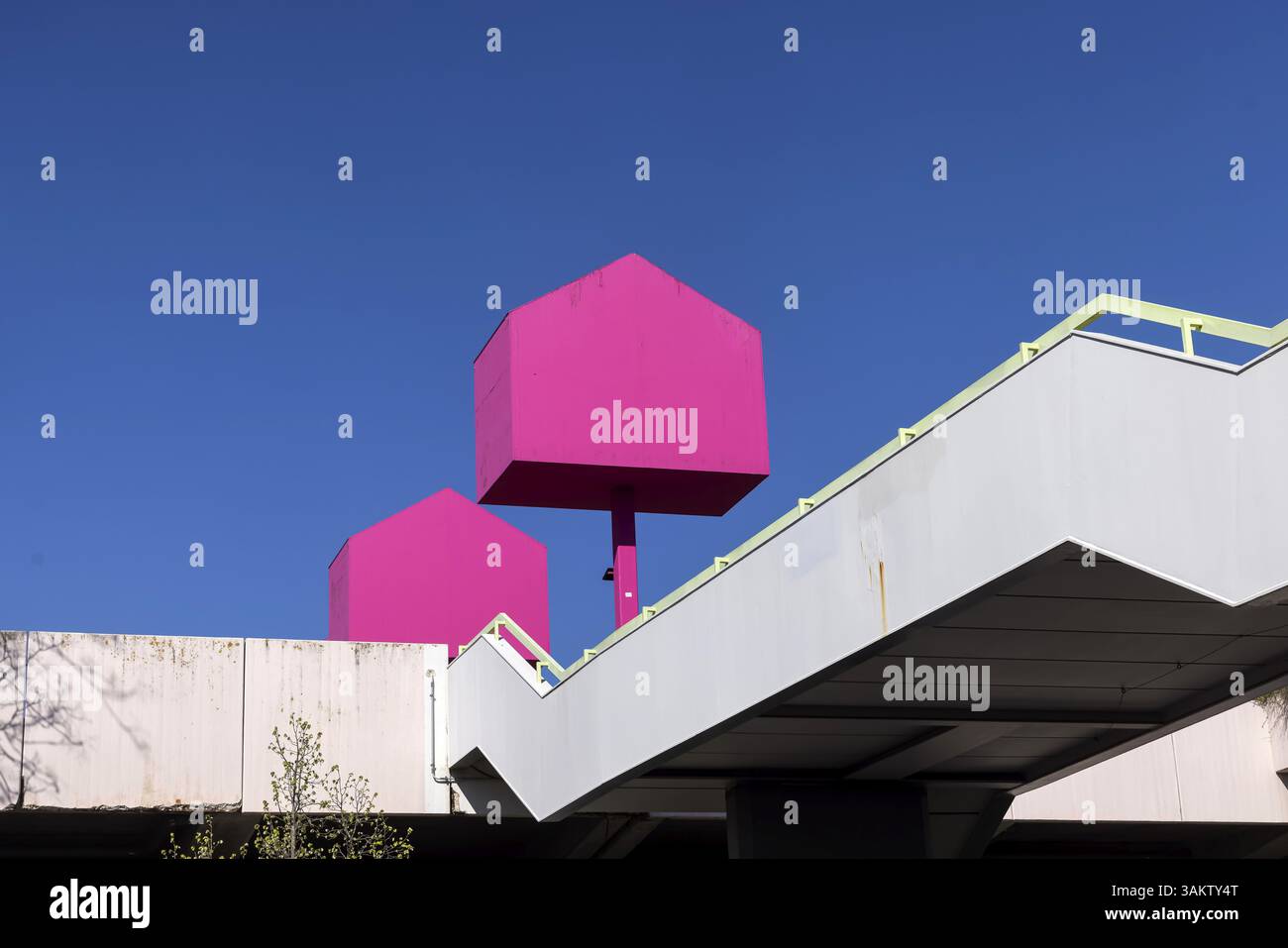 Progetto artistico dodici dell'artista di Pforzheim Andreas Sarow. Dodici case di colore rosa magenta si trovano sulla stazione degli autobus in disuso ZOB-Sued. Vista sulla città Foto Stock