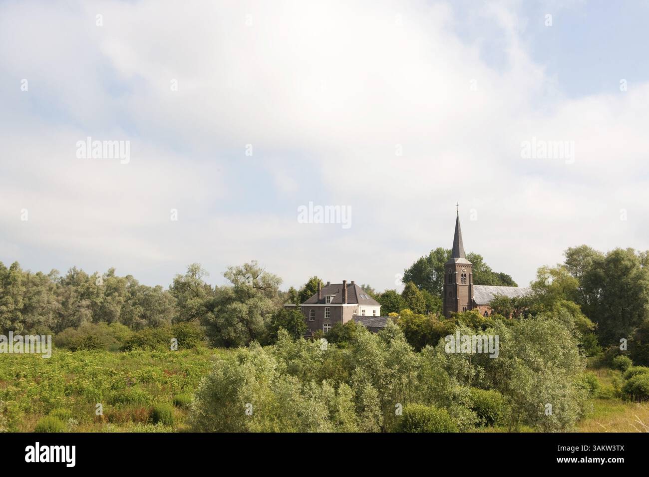 Paesaggio olandese con la chiesa all'orizzonte Foto Stock
