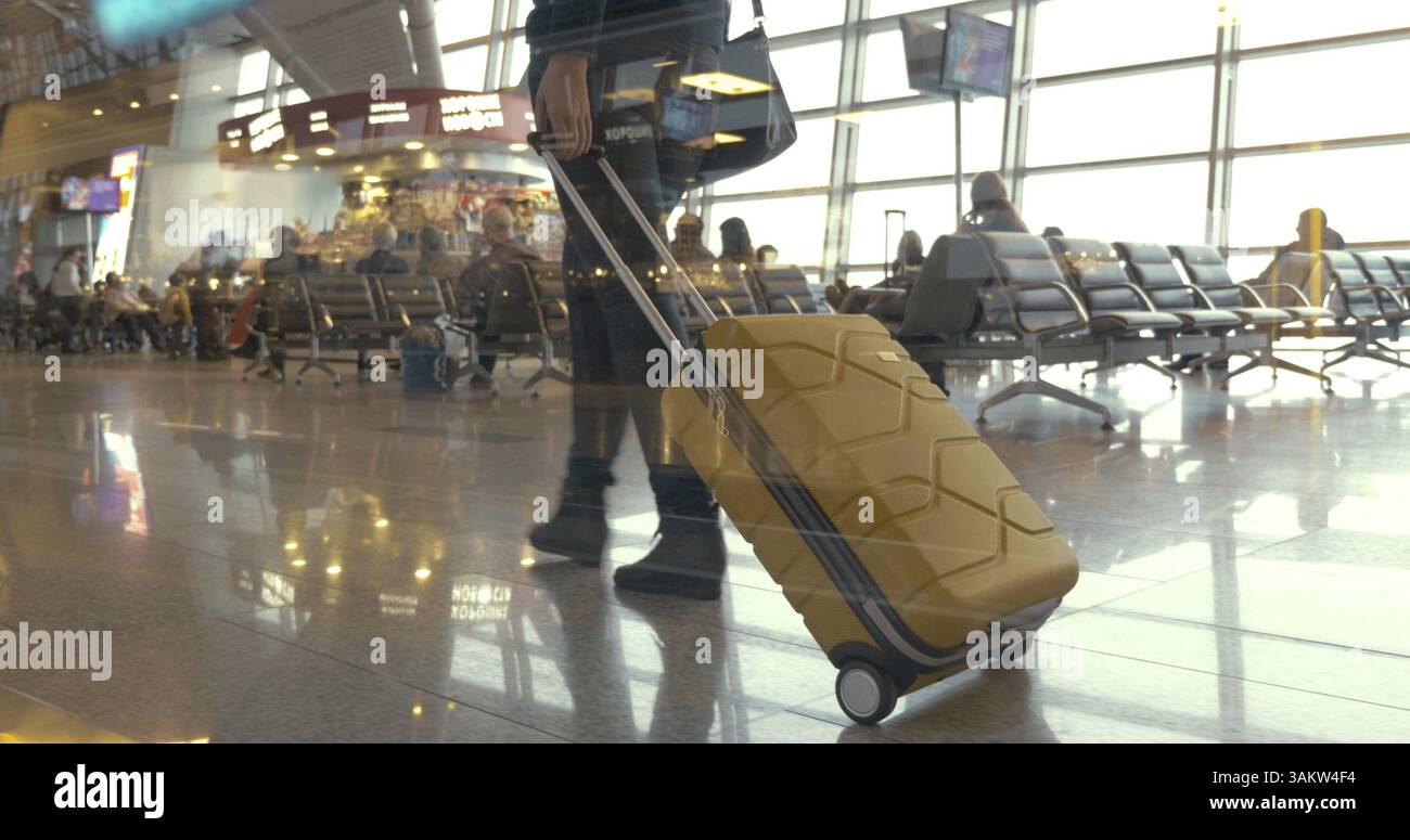 Steadicam ha girato un basso angolo di una donna con borsa da viaggio che cammina lentamente nel salotto affollato. Non ha bisogno di essere in fretta. Visualizzazione tramite Foto Stock
