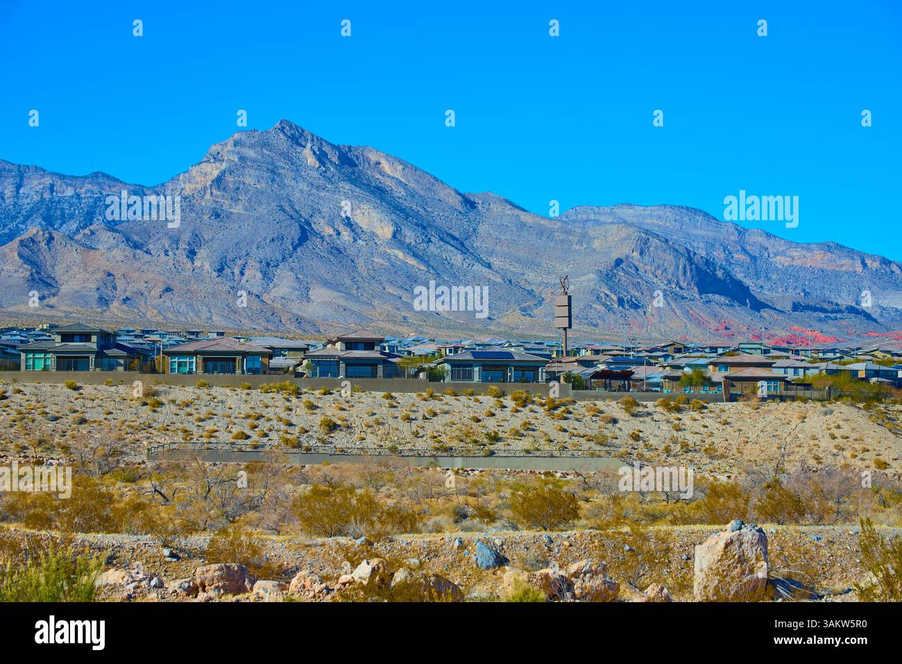 Moderno sobborgo nel deserto con vista a livello Eye-Level di Las Vegas sullo sfondo delle montagne Foto Stock