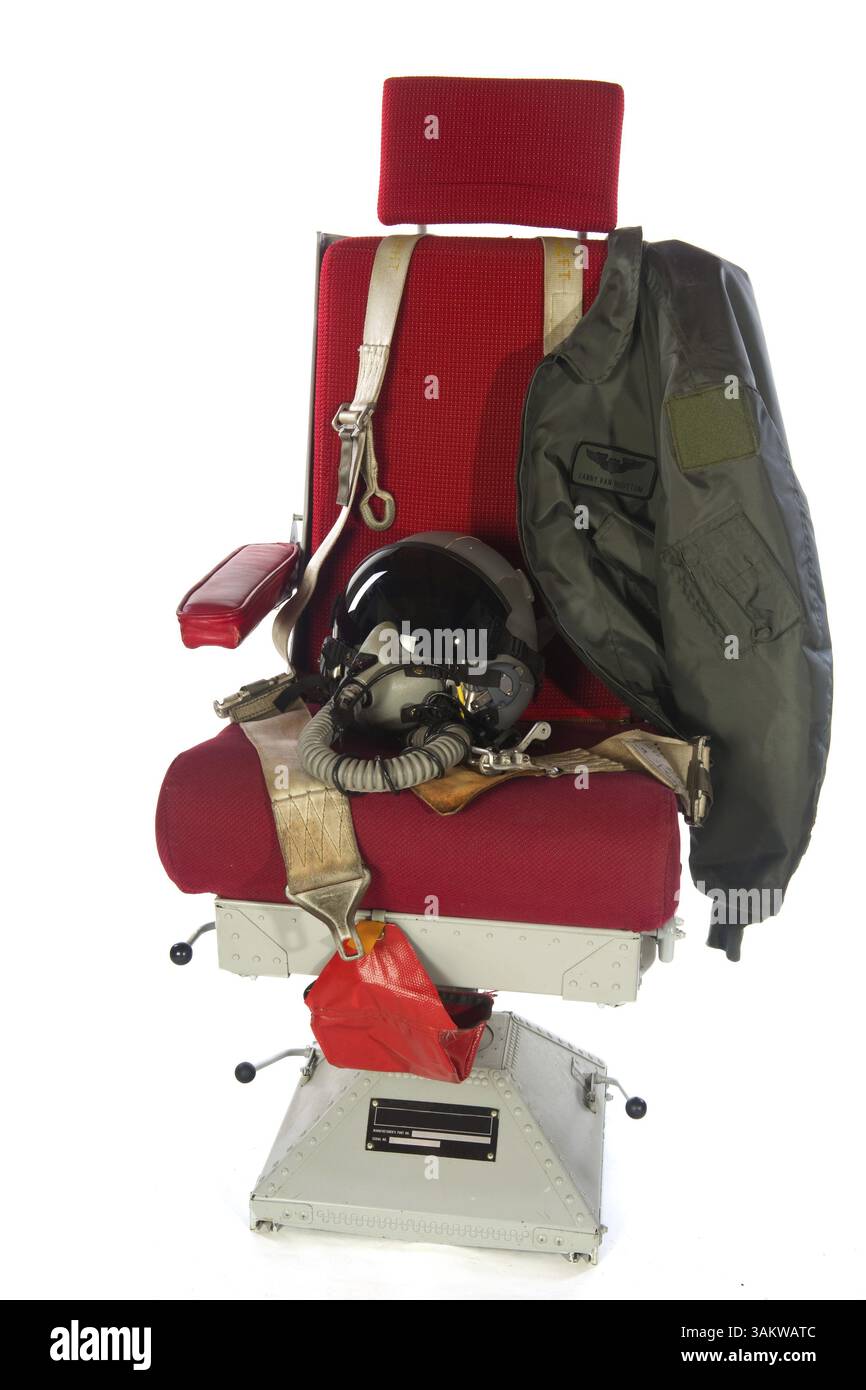 Sedile con parti di uniformi da aereo militare Foto Stock