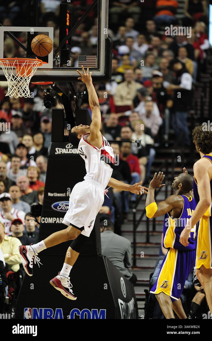 10 aprile 2009 - Portland, Oregon, USA - Brandon Roy (7) dei Trail Blazers finisce un layup durante una partita tra i Portland Trail Blazers e i Los Angeles Lakers al Rose Garden di Portland, Oregon. I Trail Blazers batterono i Lakers 106-98. 10 aprile 2009. (Immagine di credito: © Troy Wayryen/ZUMAPRESS.com) Foto Stock 10 aprile 2009 - Portland, Oregon, USA - Brandon Roy (7) dei Trail Blazers finisce un layup durante una partita tra i Portland Trail Blazers e i Los Angeles Lakers al Rose Garden di Portland, Oregon. I Trail Blazers batterono i Lakers 106-98. 10 aprile 2009. (Immagine di credito: © Troy Wayryen/ZUMAPRESS.com) Foto Stock