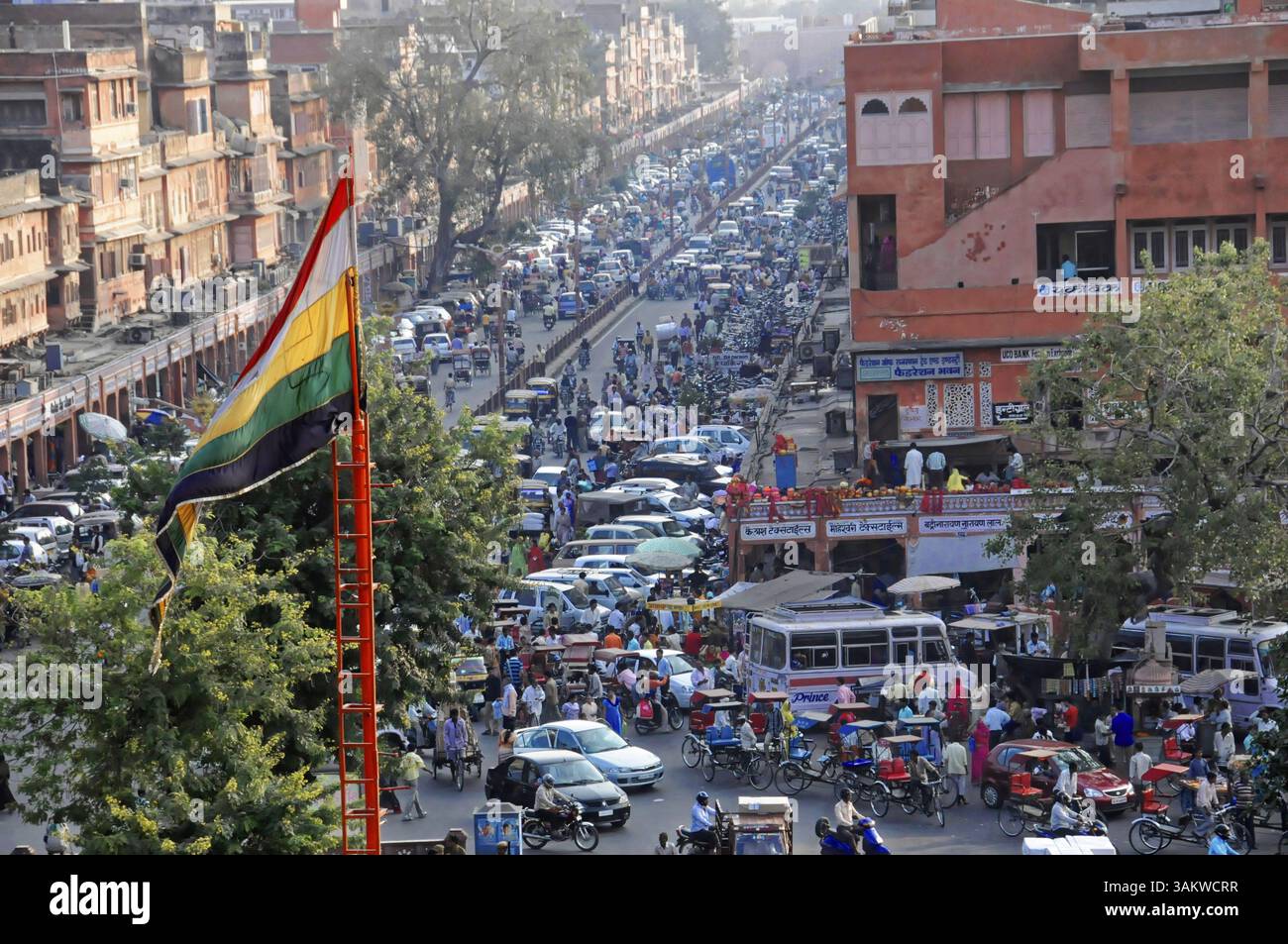 Jaipur, Rajasthan, India, Asia, Una trafficata strada indiana con traffico intenso e bandiera nazionale in primo piano, India settentrionale, Asia Foto Stock