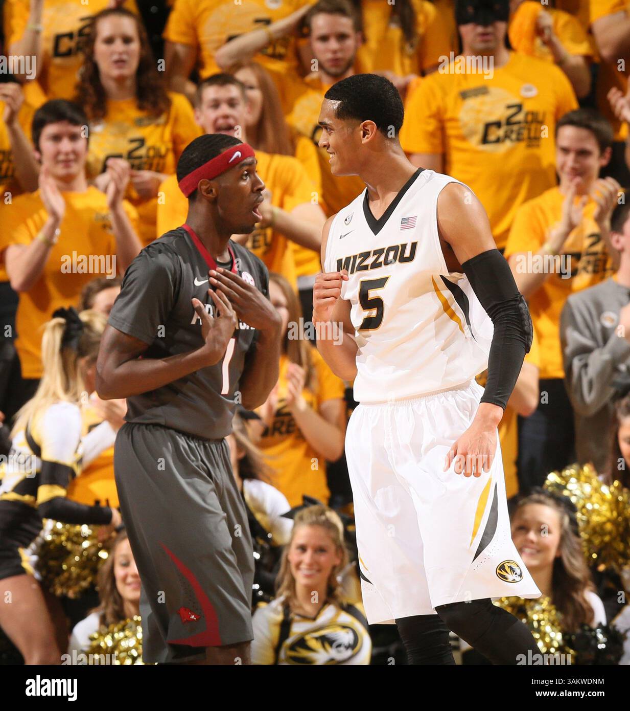 13 febbraio 2014 - Columbia, MO, USA - la guardia dei Missouri Tigers Jordan Clarkson, a destra, celebra il fatto che la guardia dei Razorbacks dell'Arkansas Mardracus Wade esprime incredulità per essere stata chiamata per un fallo offensivo durante l'azione del primo tempo alla Mizzou Arena di Columbia, Mo., giovedì 13 febbraio 2014. (Immagine di credito: © Chris Lee/MCT/ZUMAPRESS.com) Foto Stock
