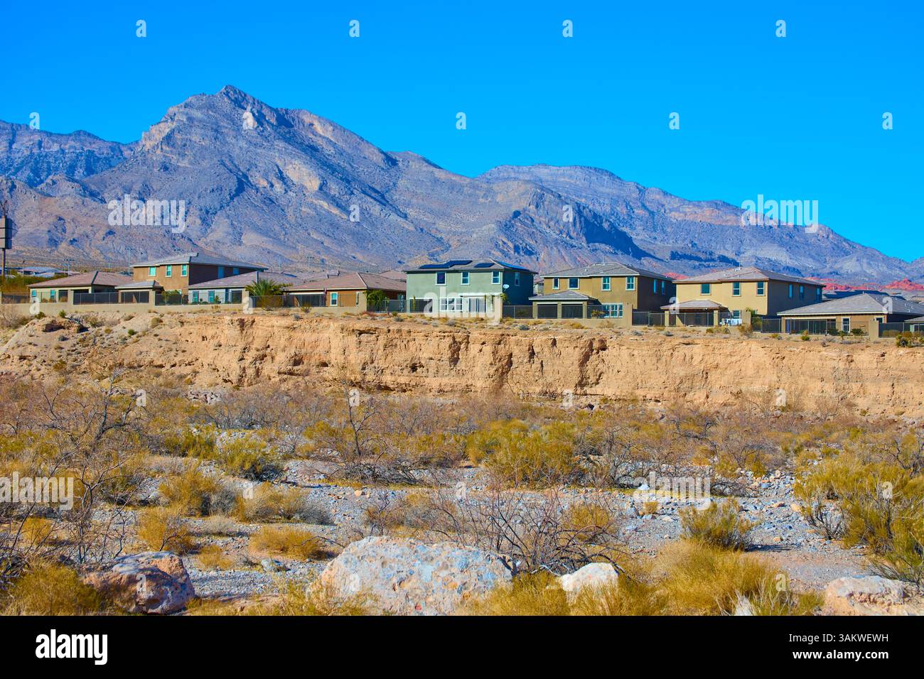Moderno sobborgo nel deserto con vista a livello dell'occhio sullo sfondo della montagna Foto Stock