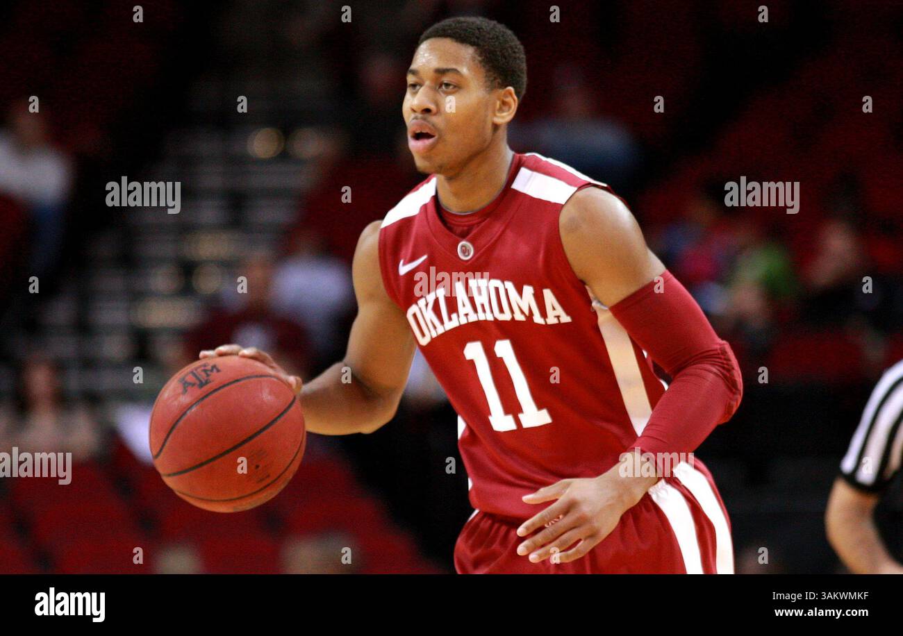 21 dicembre 2013 - Houston, Texas, Stati Uniti d'America - 21 dicembre 2013: La guardia degli Oklahoma Sooners Isaiah Cousins #11 porta la palla in campo durante la partita di basket NCAA tra Texas A&M e Oklahoma come parte del Big 12/SEC Challenge dal Toyota Center di Houston, Texas. (Immagine di credito: © Erik Williams/Cal Sport Media/ZUMAPRESS.com) Foto Stock