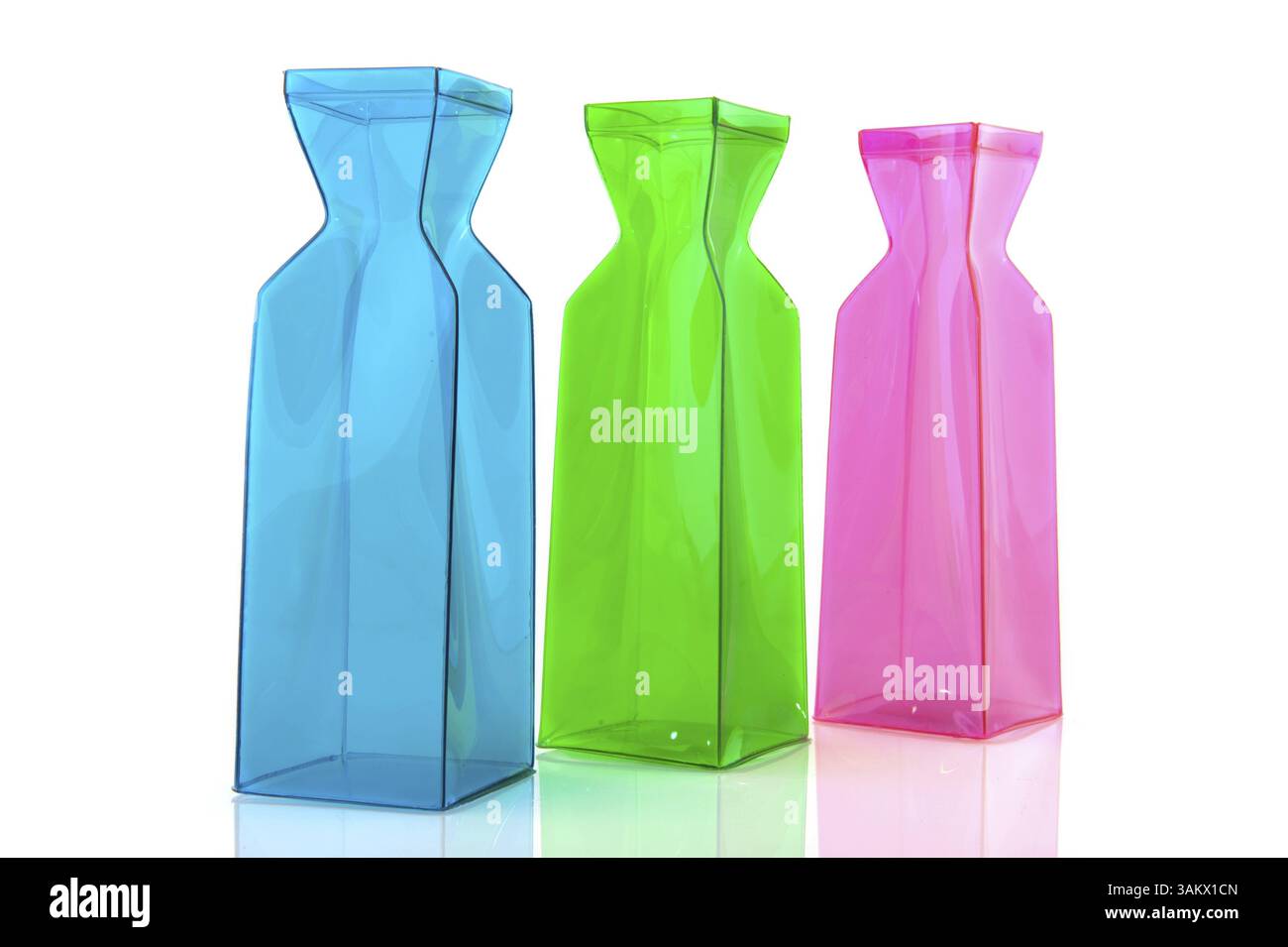 Una fila di moderni e colorati vasi in vetro isolati sul bianco Foto Stock