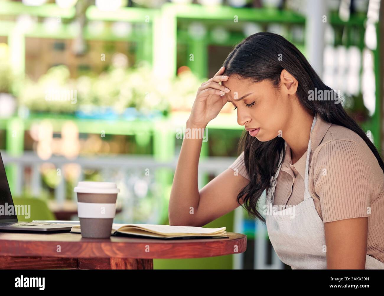 Donna che lavora e lavora per fiorista, startup e carriera biologica o botanica ed ecologica con burnout. Frustrato, fiori e piante Foto Stock