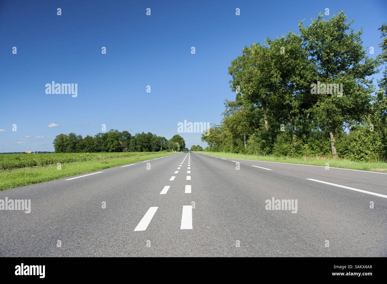 Empty street nel paese piatto senza traffico Foto Stock