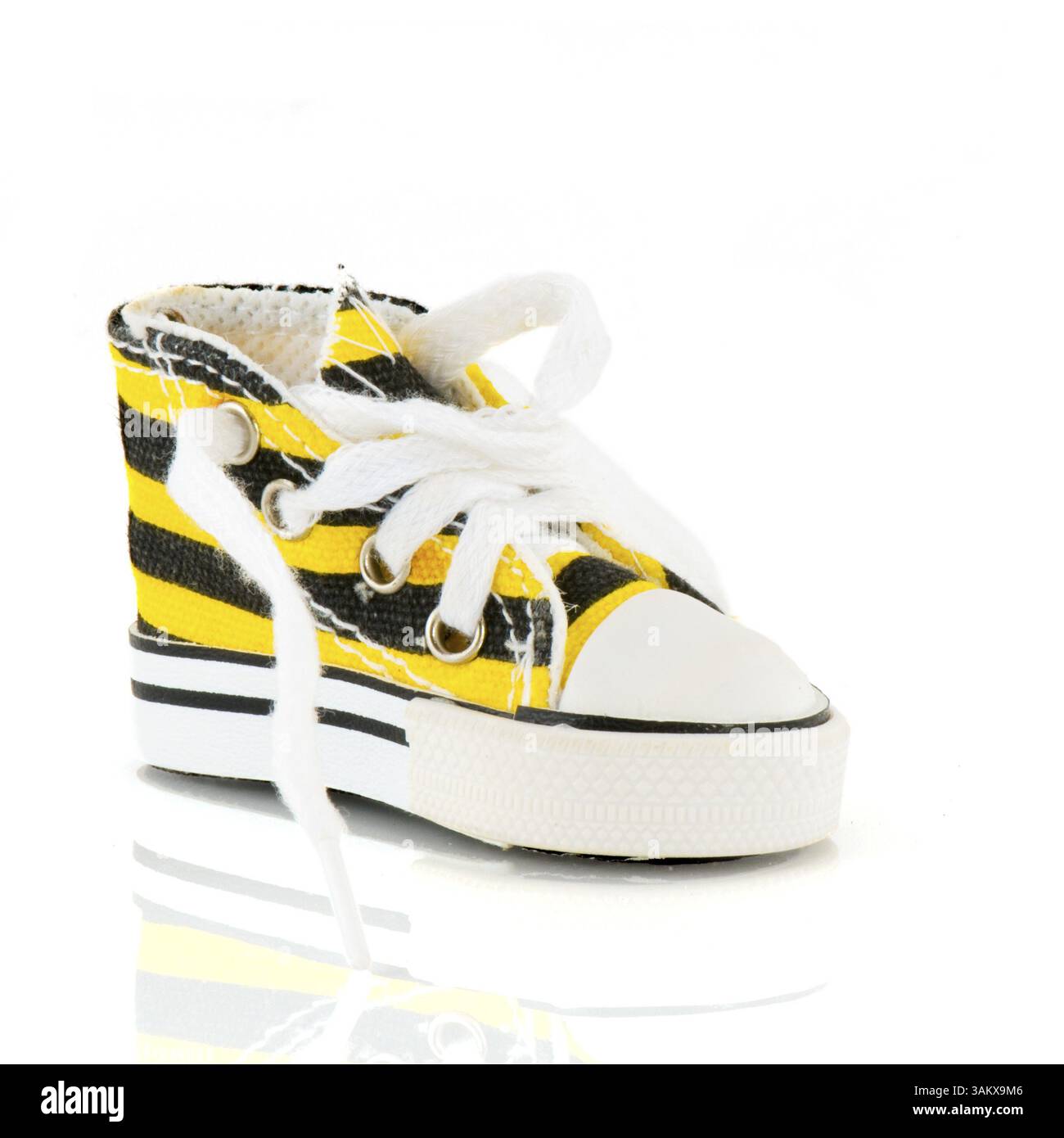 Scarpa da basket alla moda a righe nere e gialle Foto Stock