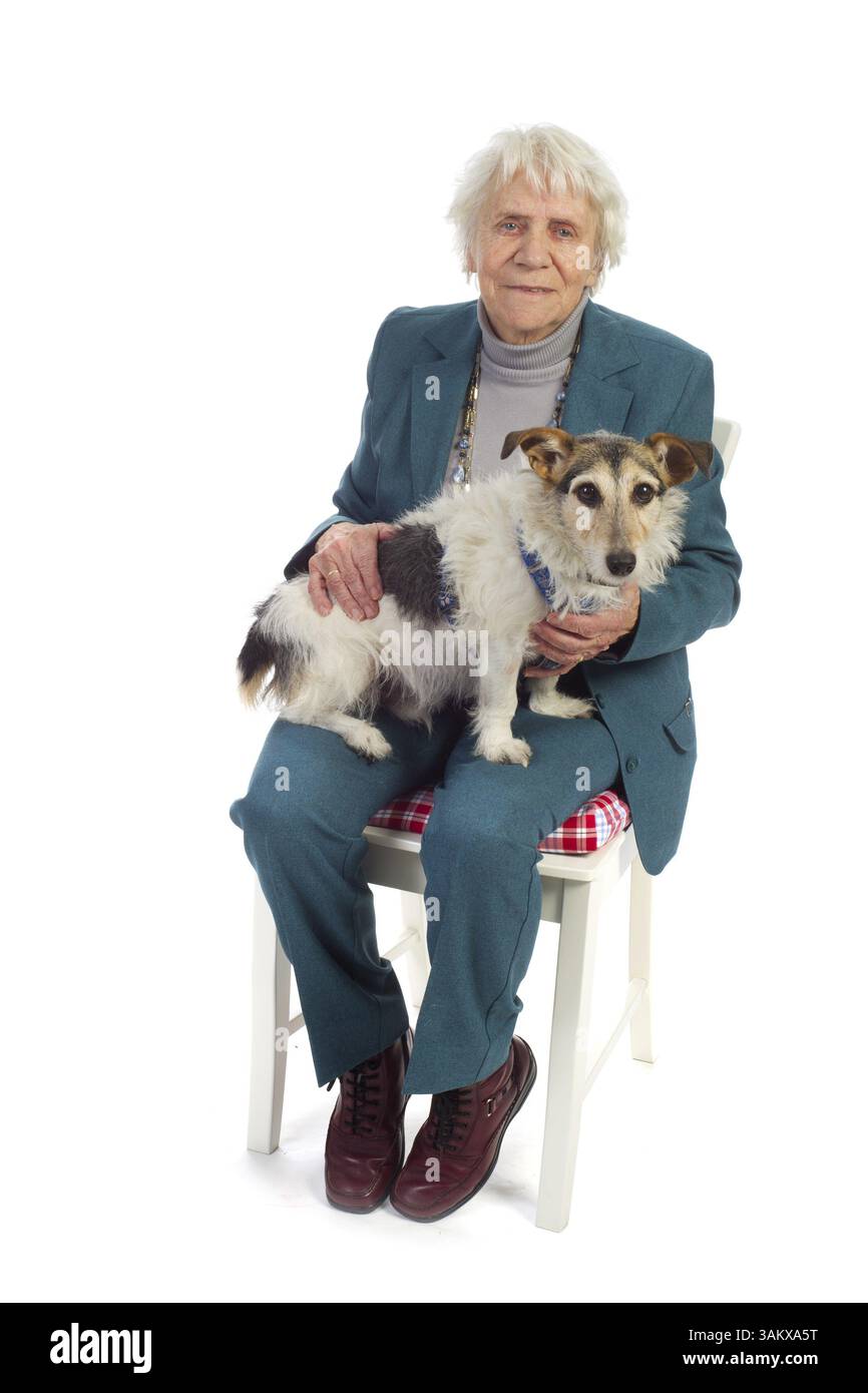 Donna anziana con il suo Jack Russel cane Foto Stock