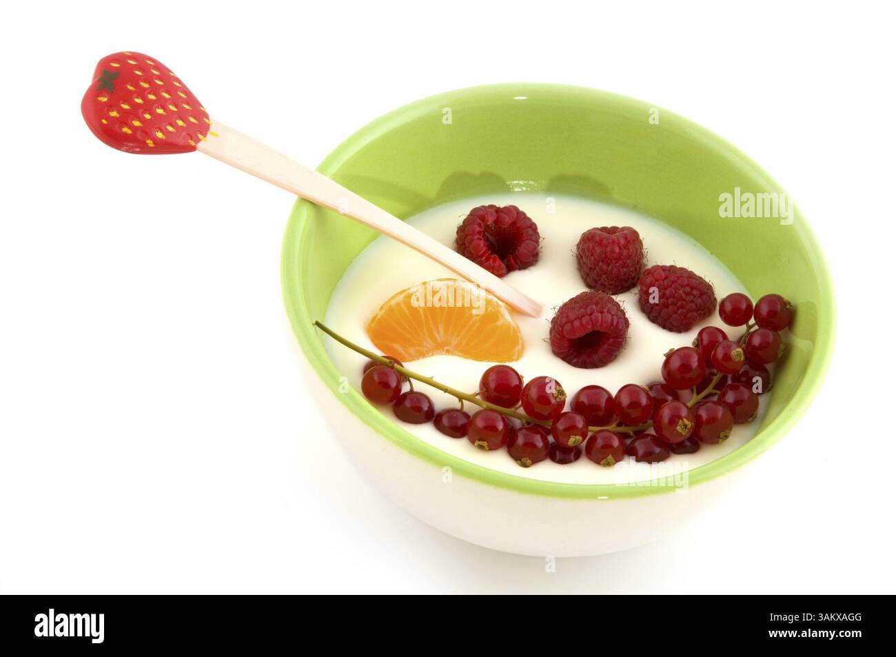 Ciotola con yogurt e frutta succosa Foto Stock