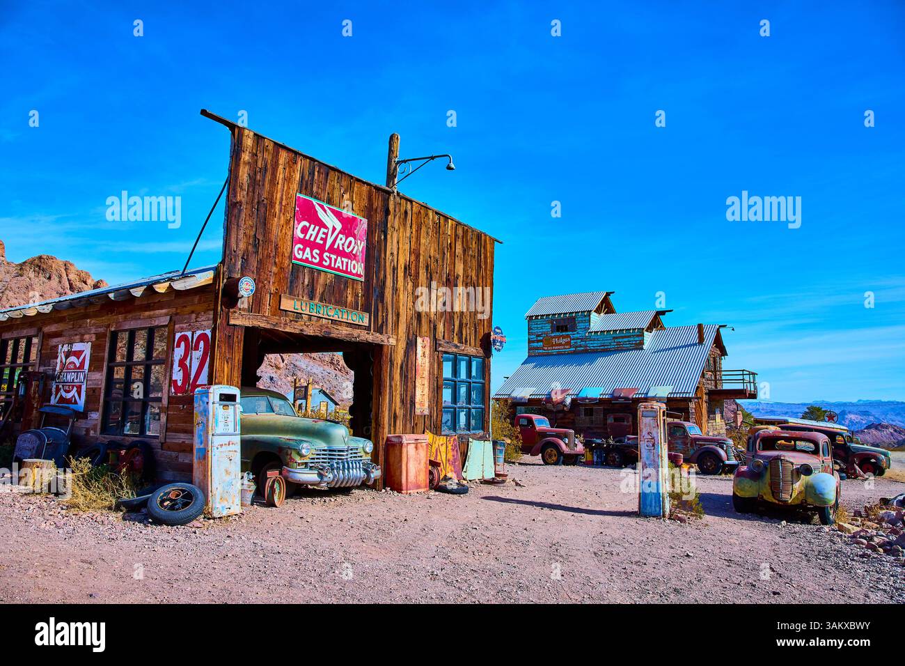 Distributore di benzina Chevron d'epoca e auto d'epoca con vista a livello dell'occhio di Nelson Nevada Foto Stock