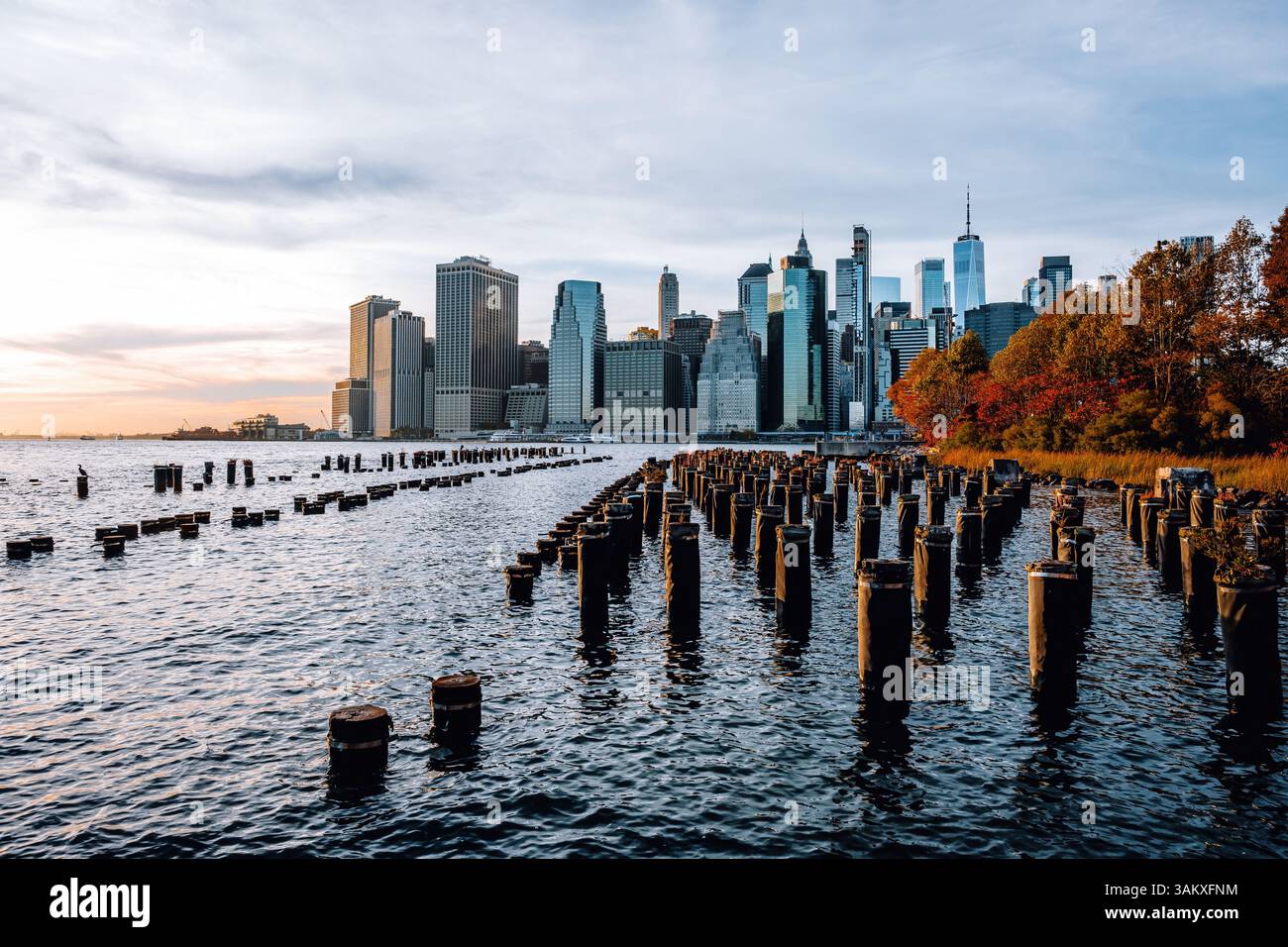 Lo skyline di Manhattan a New York è visibile dal famoso punto panoramico dell'Old Pier 1 di Brooklyn Foto Stock