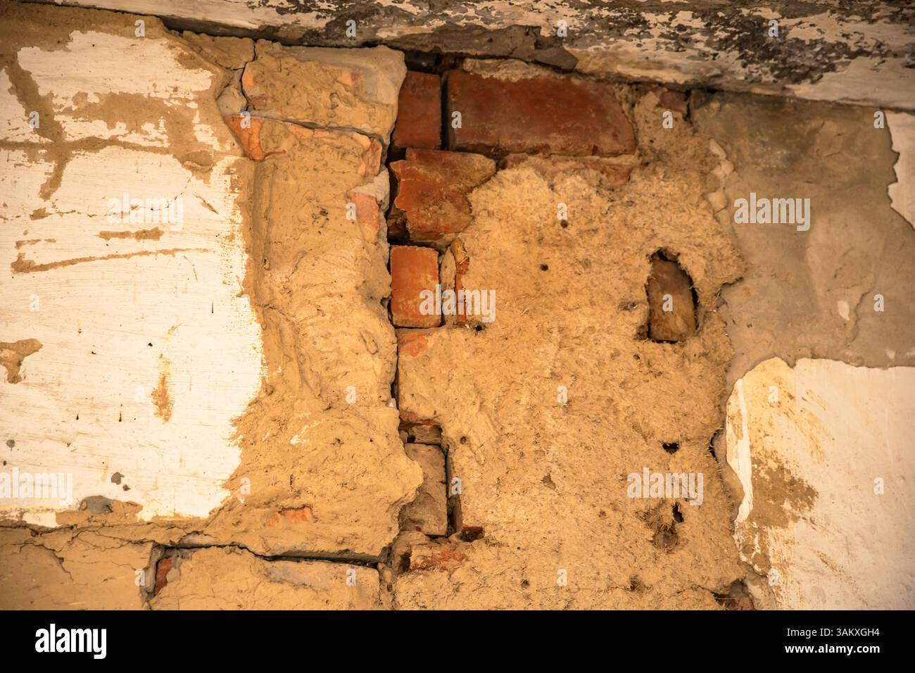 Vecchia parete con pelatura e superficie esposta, grana grunge Foto Stock