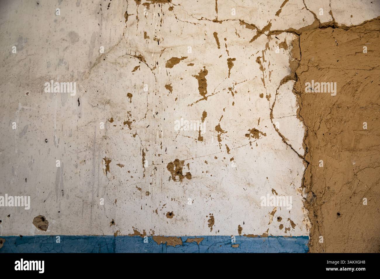 Vecchia parete con pelatura e superficie esposta, grana grunge Foto Stock