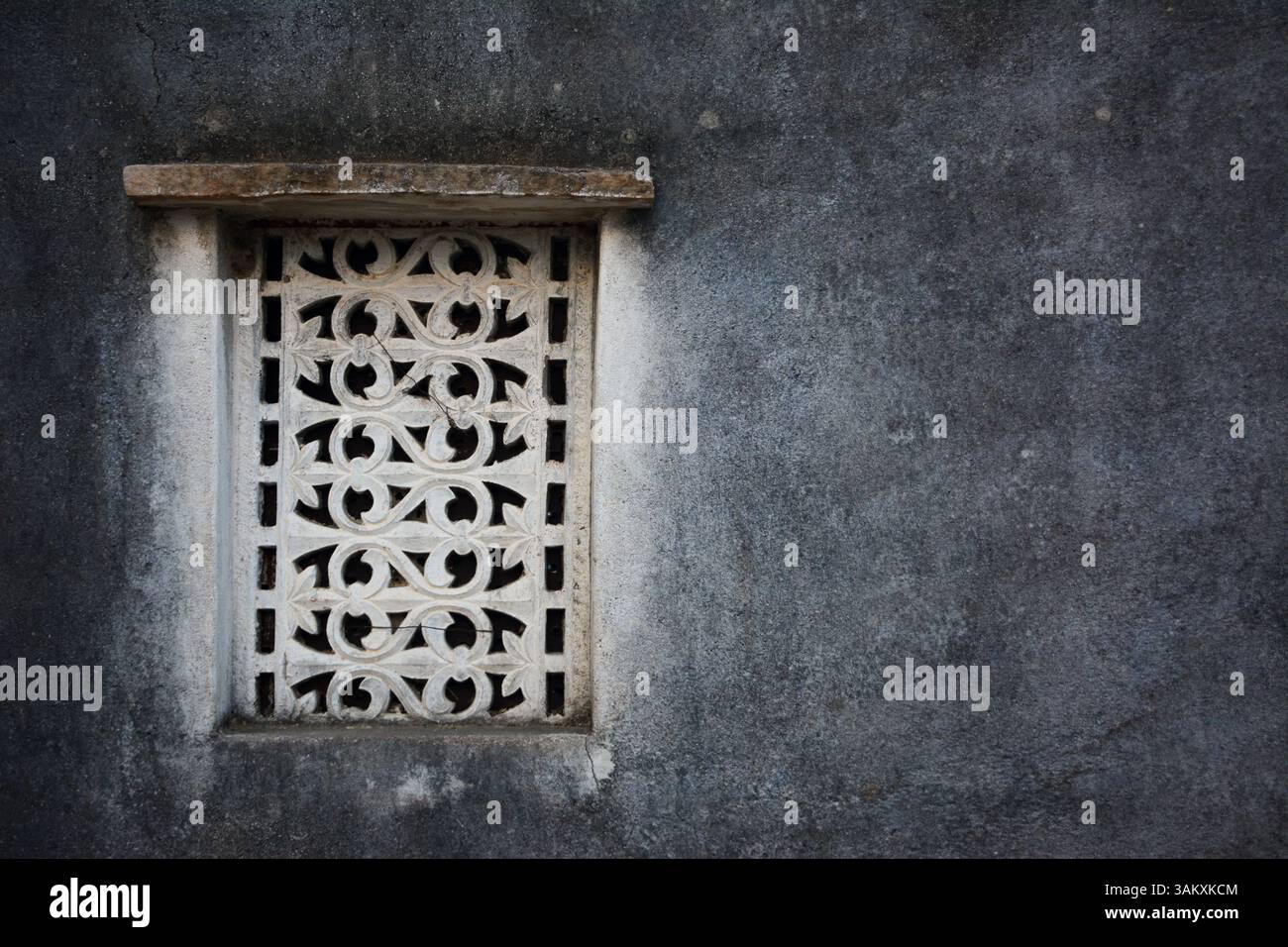 Vecchio muro in cemento con finestra Foto Stock